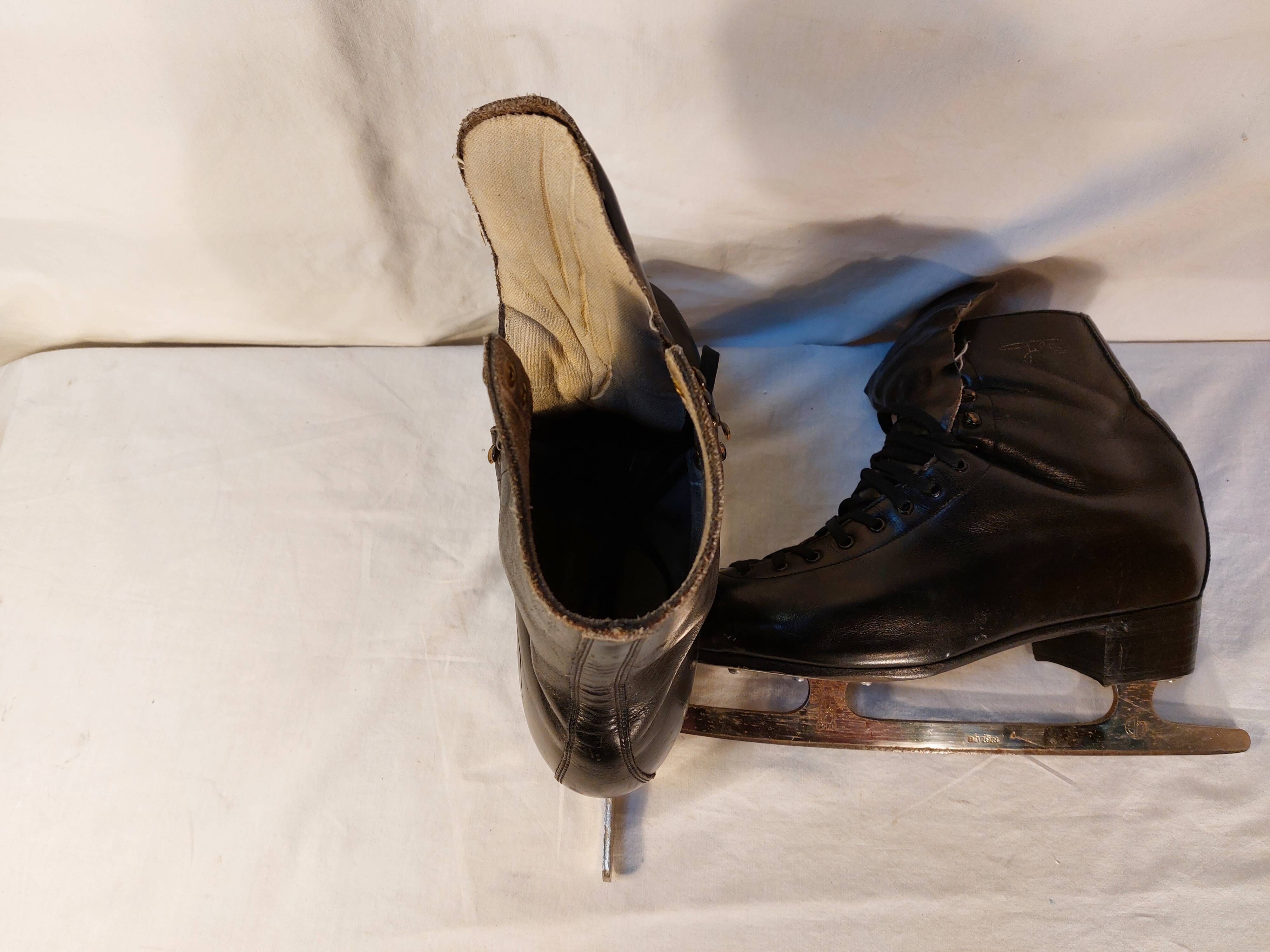 Pair of vintage ice skates Alviera