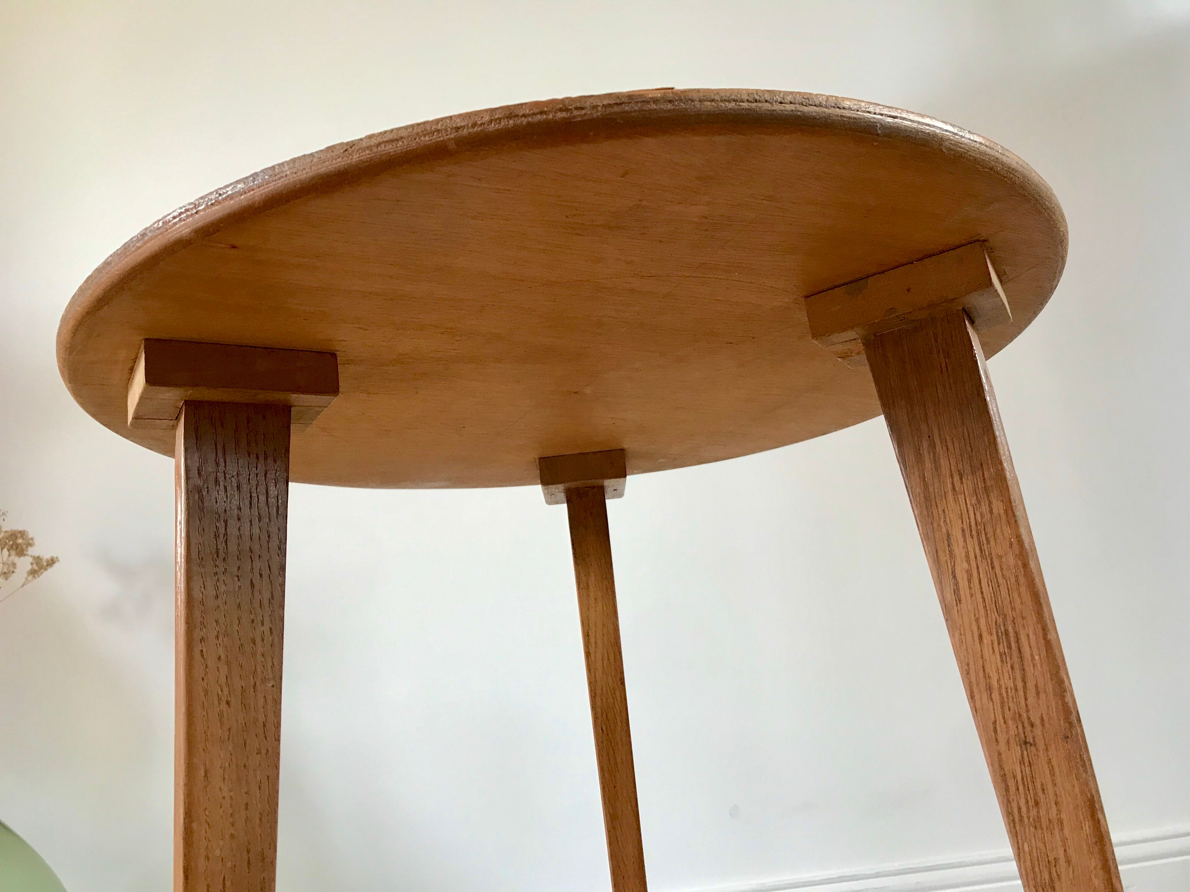 Tripod wood veneer side table 50-60s