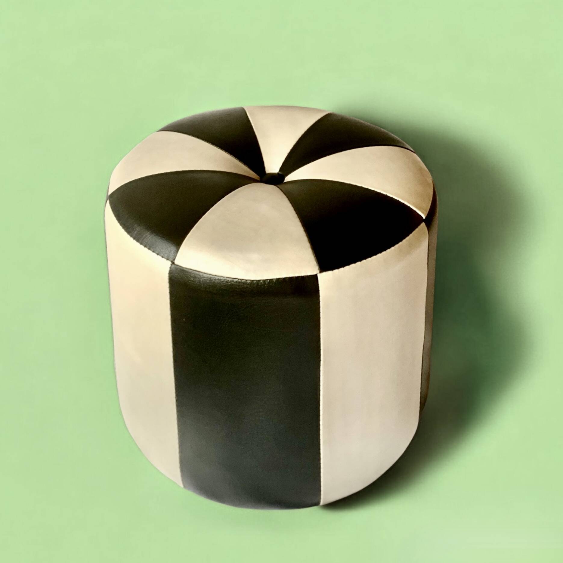 Vintage round pouf in black and white skai
