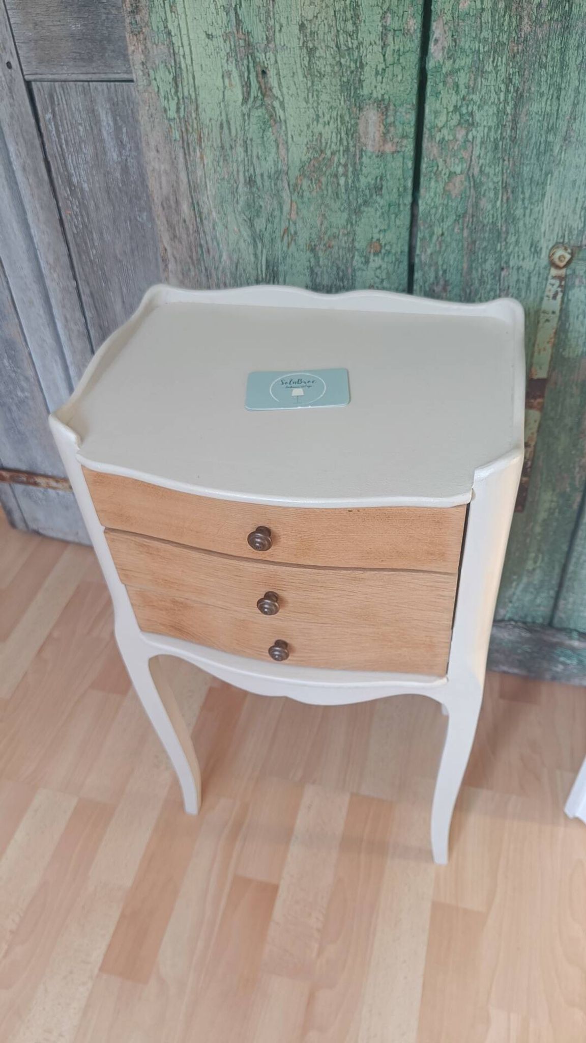 Table de chevet vintage en bois naturel à 3 tiroirs