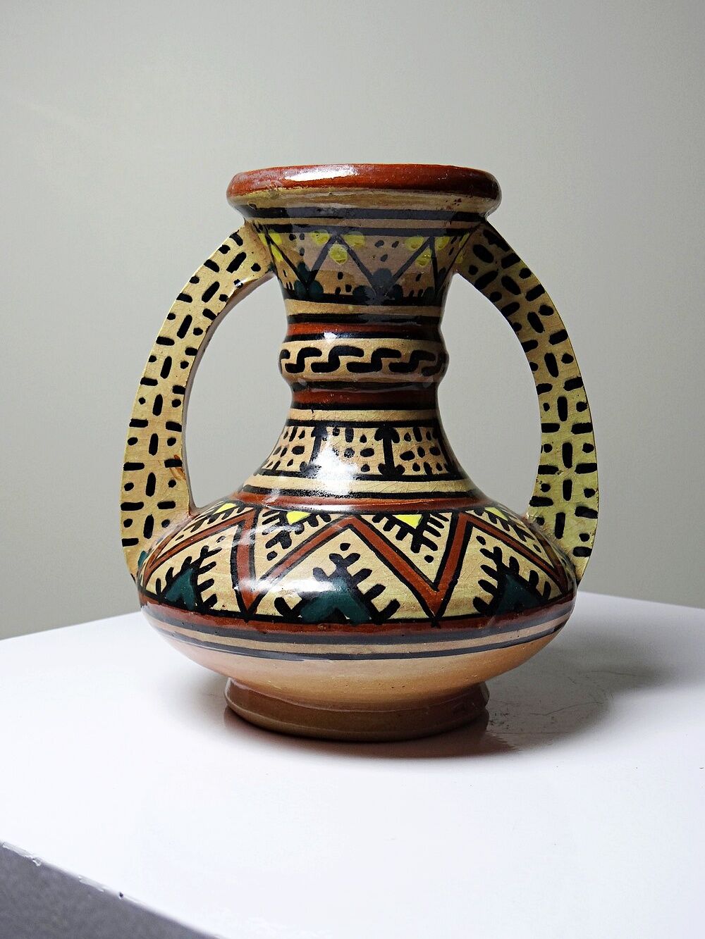 Small handled ceramic vase from Safi, signed, Morocco, 1960-1980.