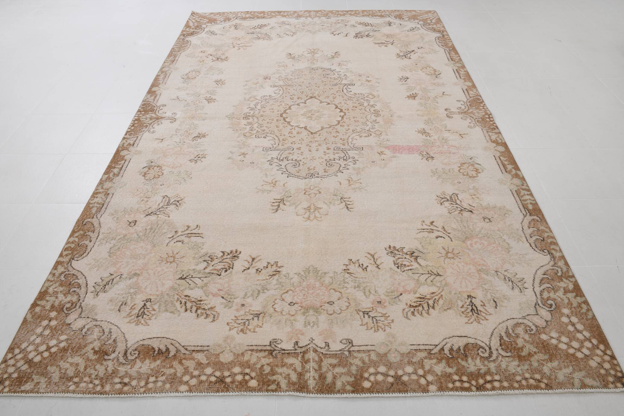 Tapis Aubusson ancien tons beiges et roses, élégant et raffiné, 209x335 Cm