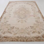 Tapis Aubusson ancien tons beiges et roses, élégant et raffiné, 209x335 Cm