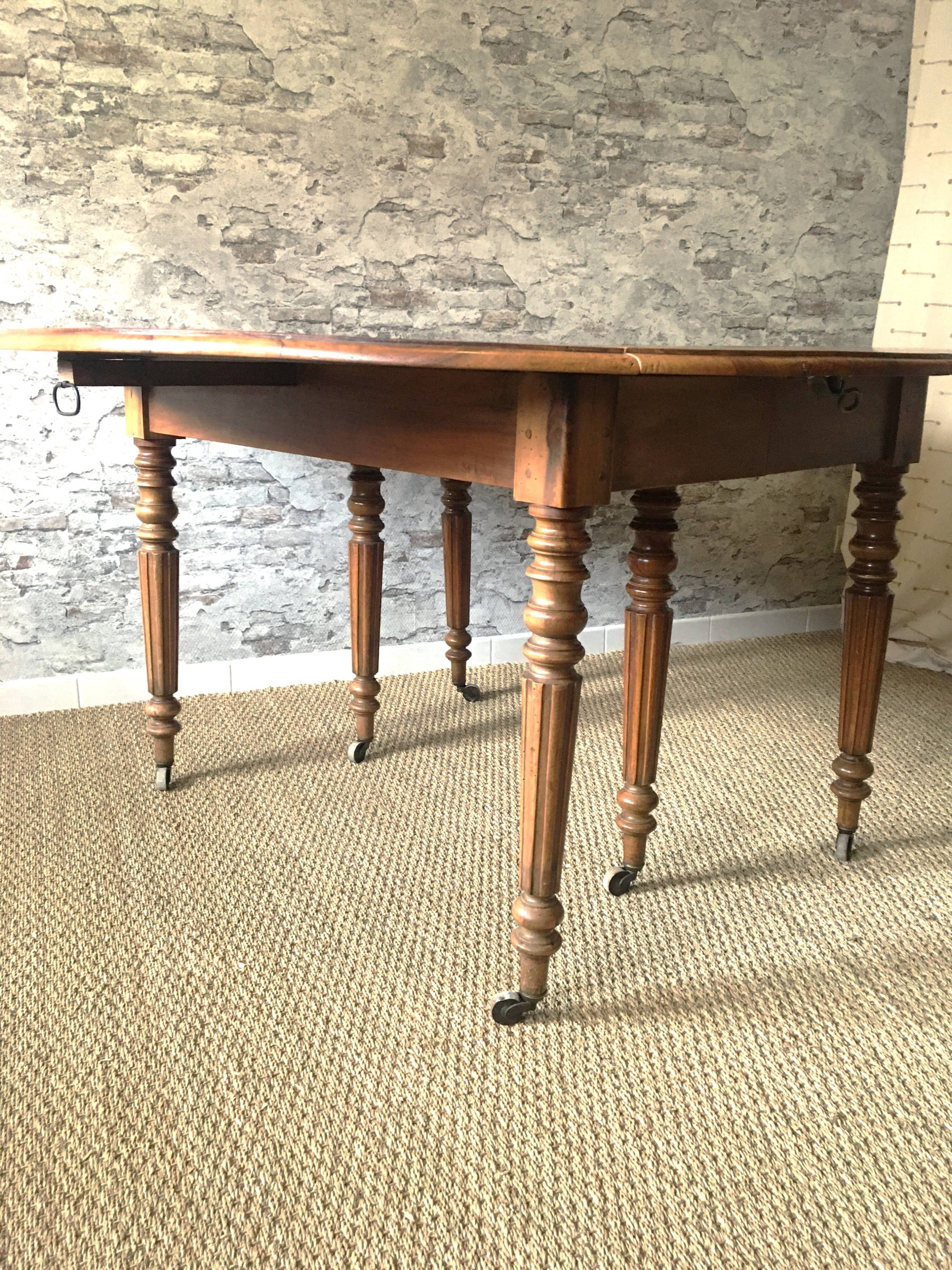 Extendable cherry round table