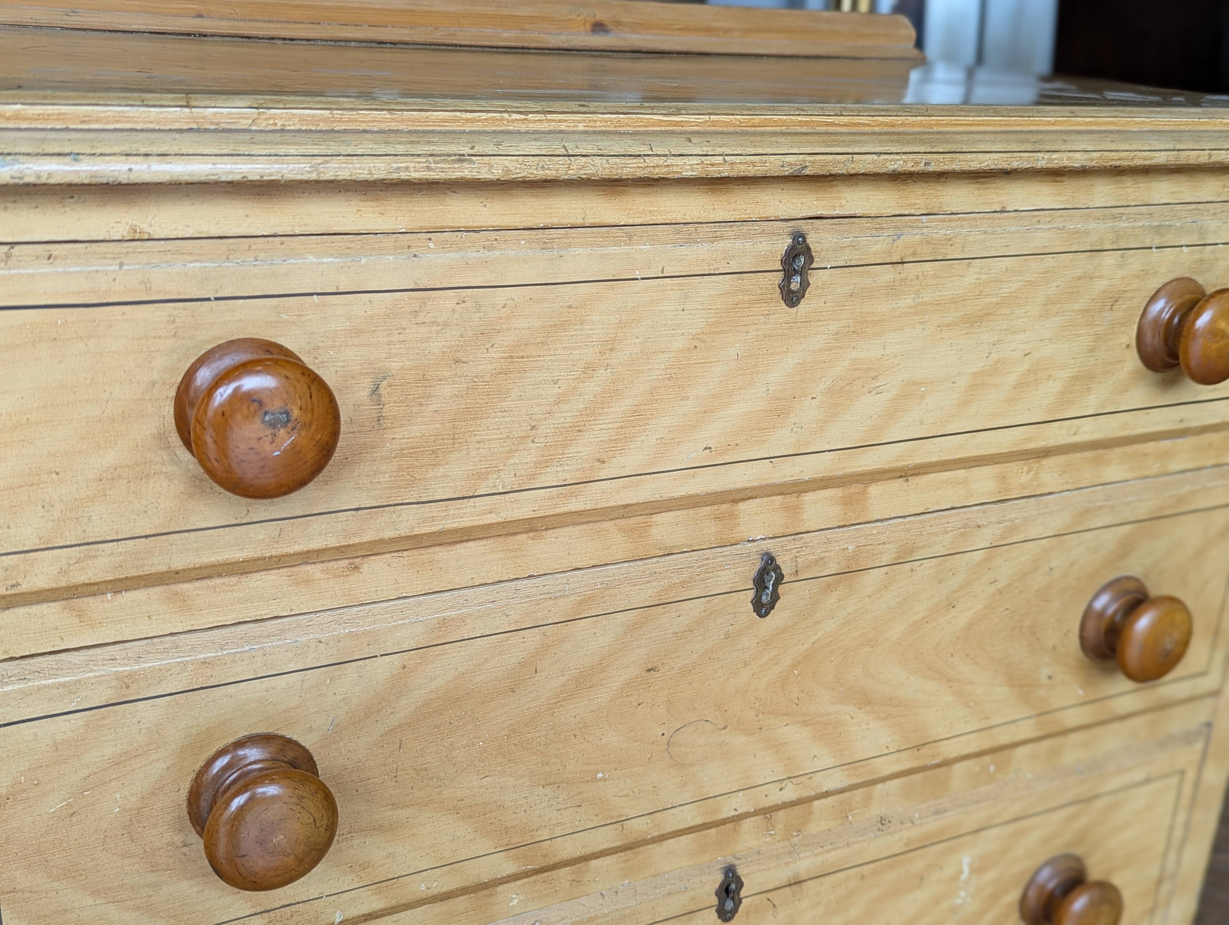 Petite commode anglaise ancienne