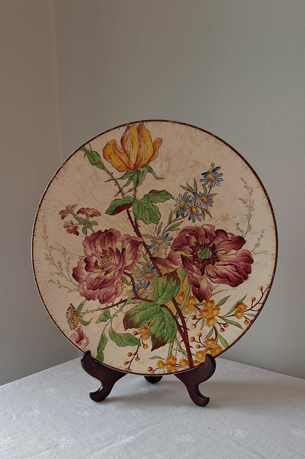Plat Terre de fer Longchamp. Fin 19ème. Décor de fleurs