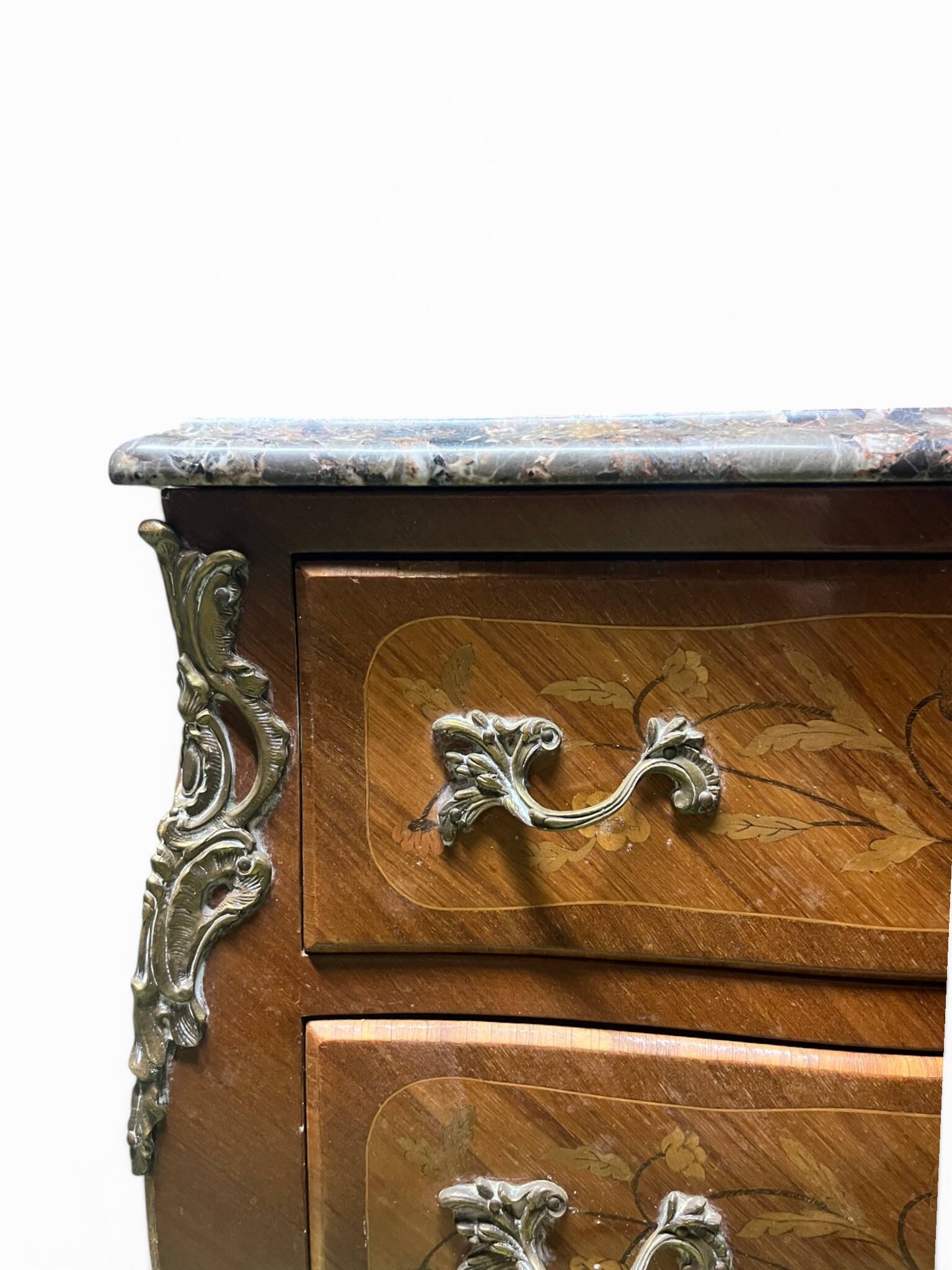 Curved veneered wooden commode in Louis XV / XX century style.