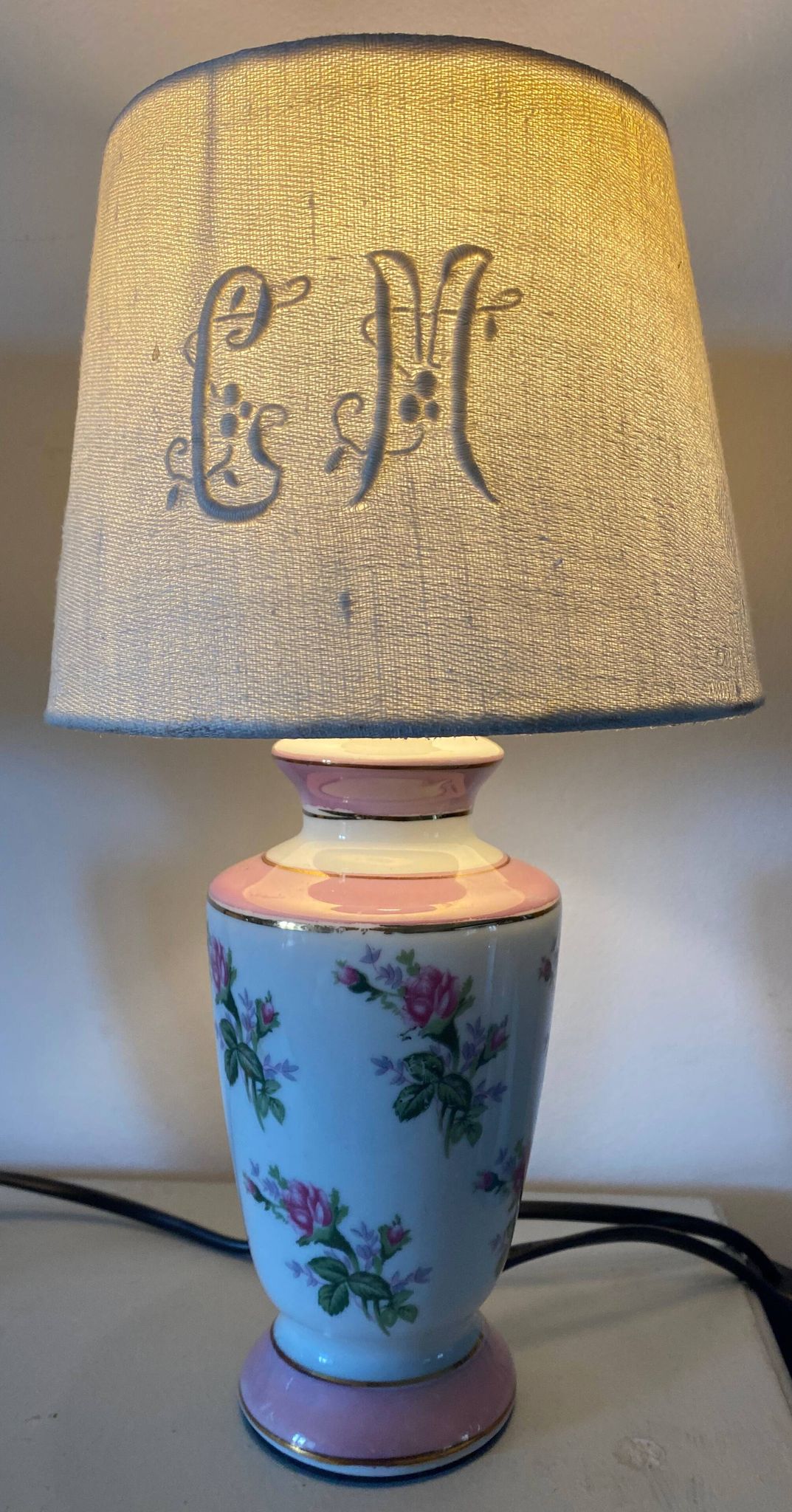 Pair of bedside lamps in the taste of Sevres with rose patterns