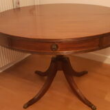 Round table in varnished mahogany with 3 extensions