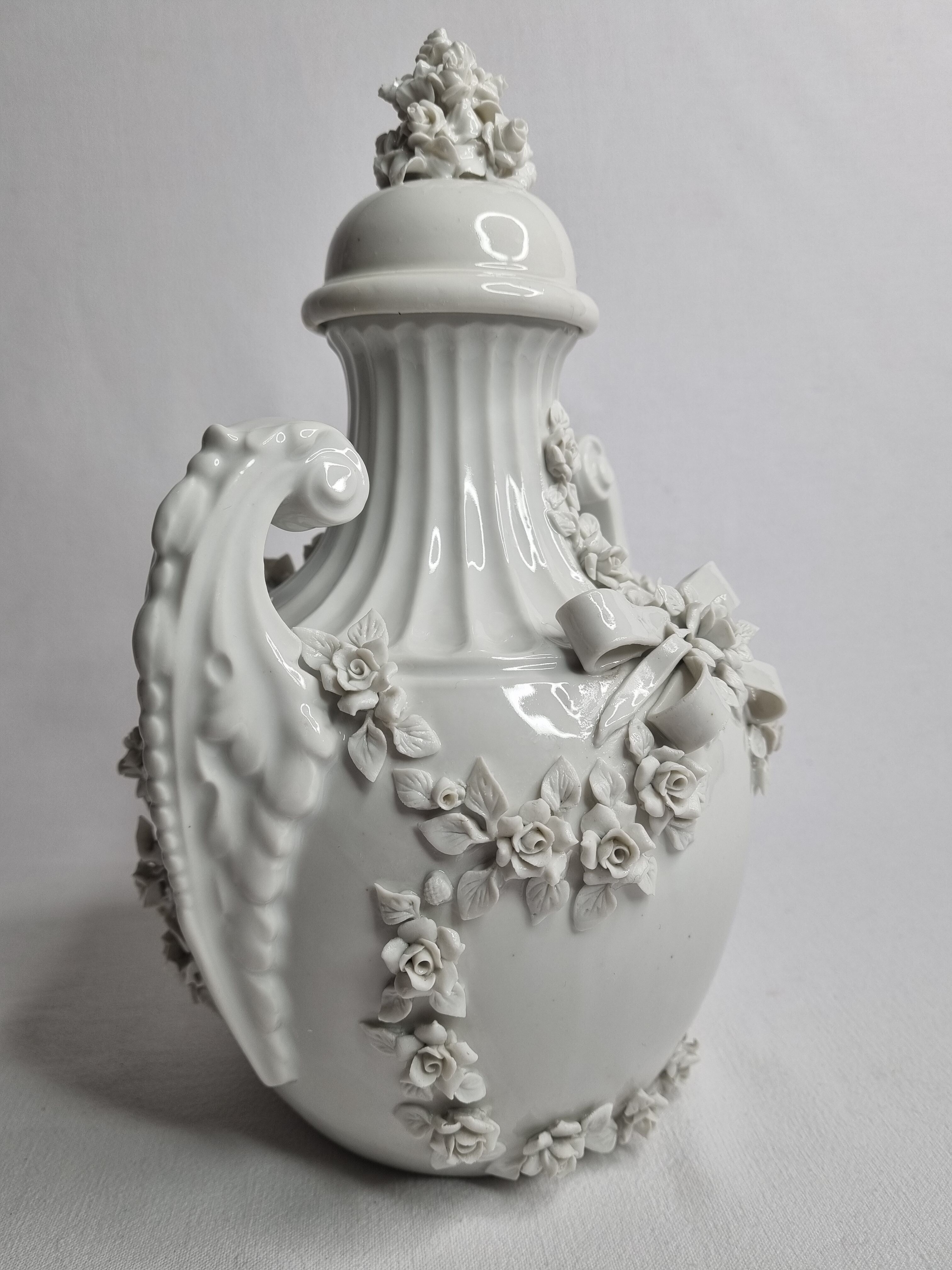 Vase décoratif de style baroque en porcelaine blanche émaillée, 26 cm