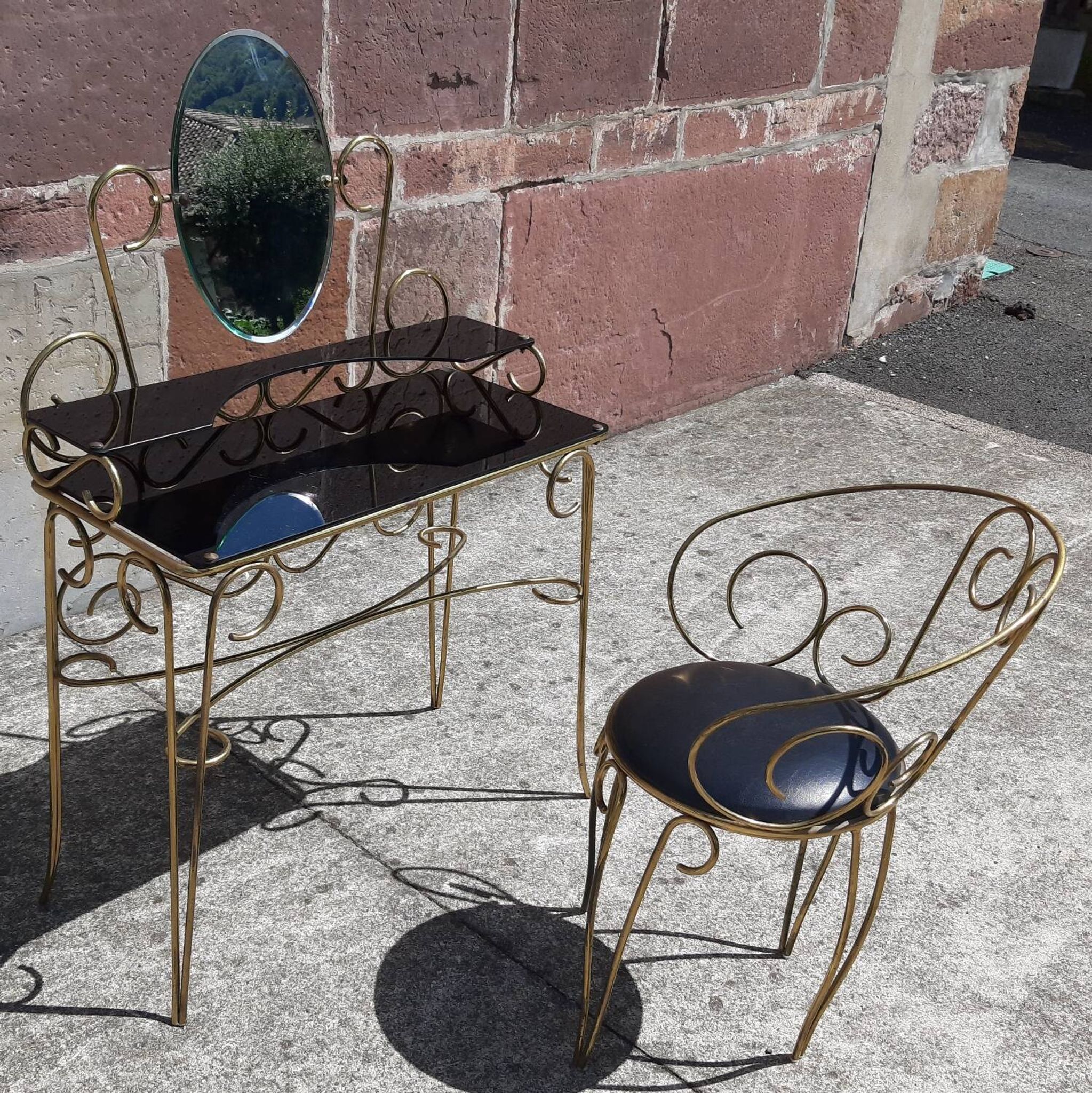 Coiffeuse et chaise en métal doré et opaline.