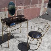 Coiffeuse et chaise en métal doré et opaline.