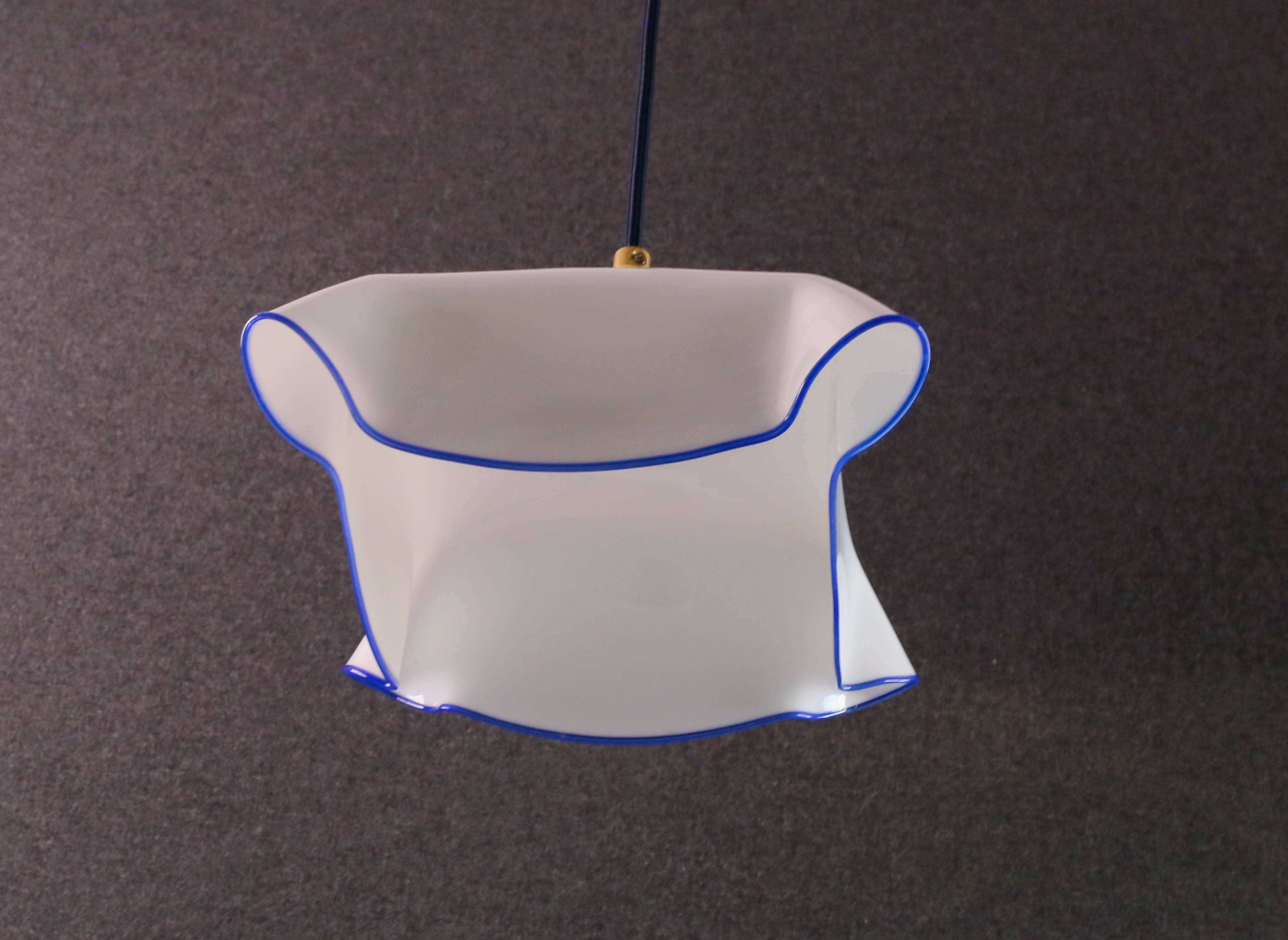 Suspension ancienne en opaline blanche avec filet translucide bleu, suspension française  circa 1950