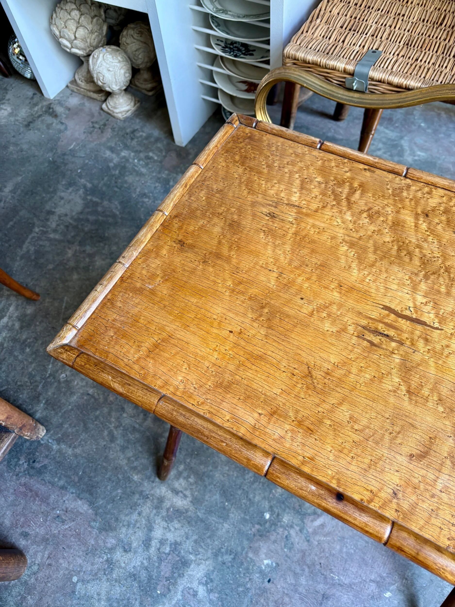 Table pliante en bois imitant le bambou