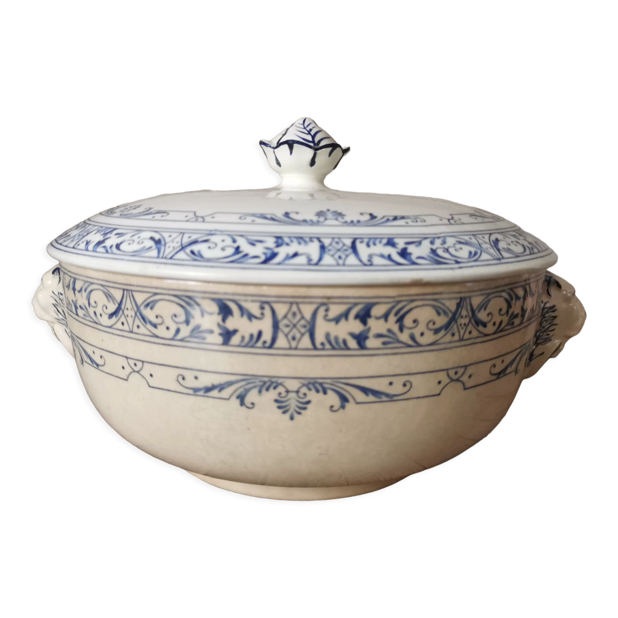 Souptureen heads of Lions Colbert Creil and Montereau