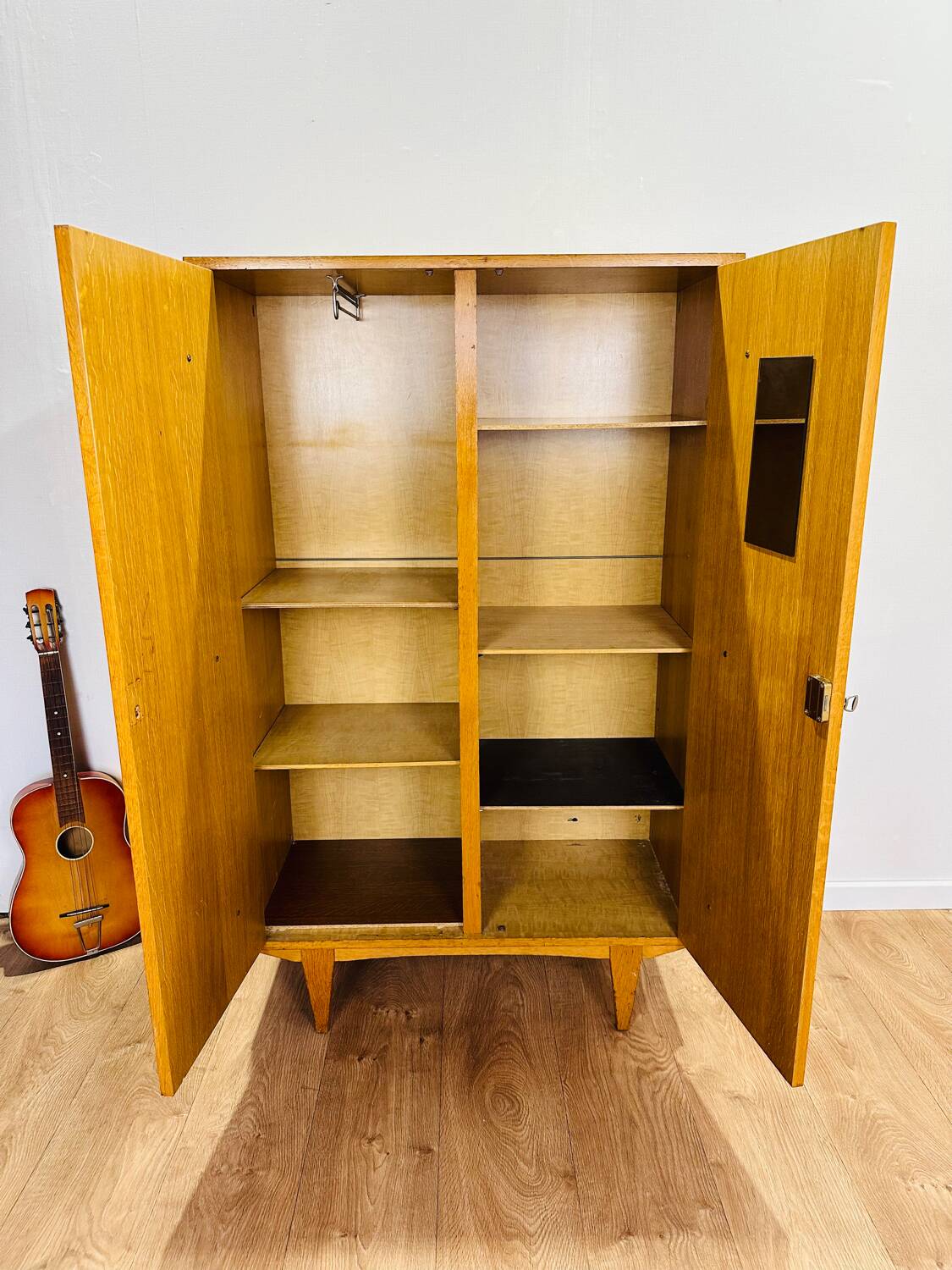 Armoire vintage
