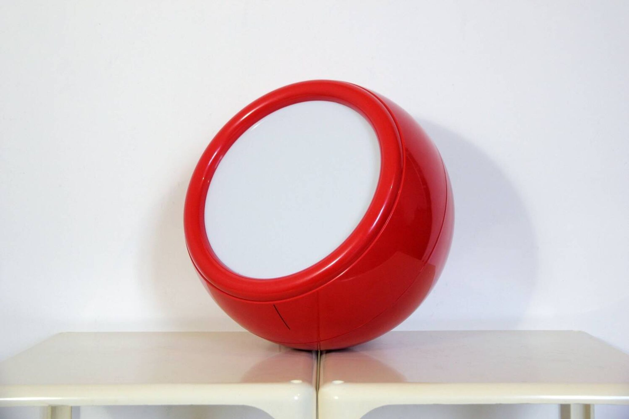 Lampe Artemide Pallade rouge, années 70