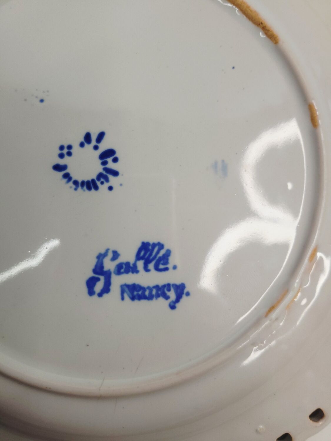 Antique plate in faience – Émile Gallé at Saint-Clément