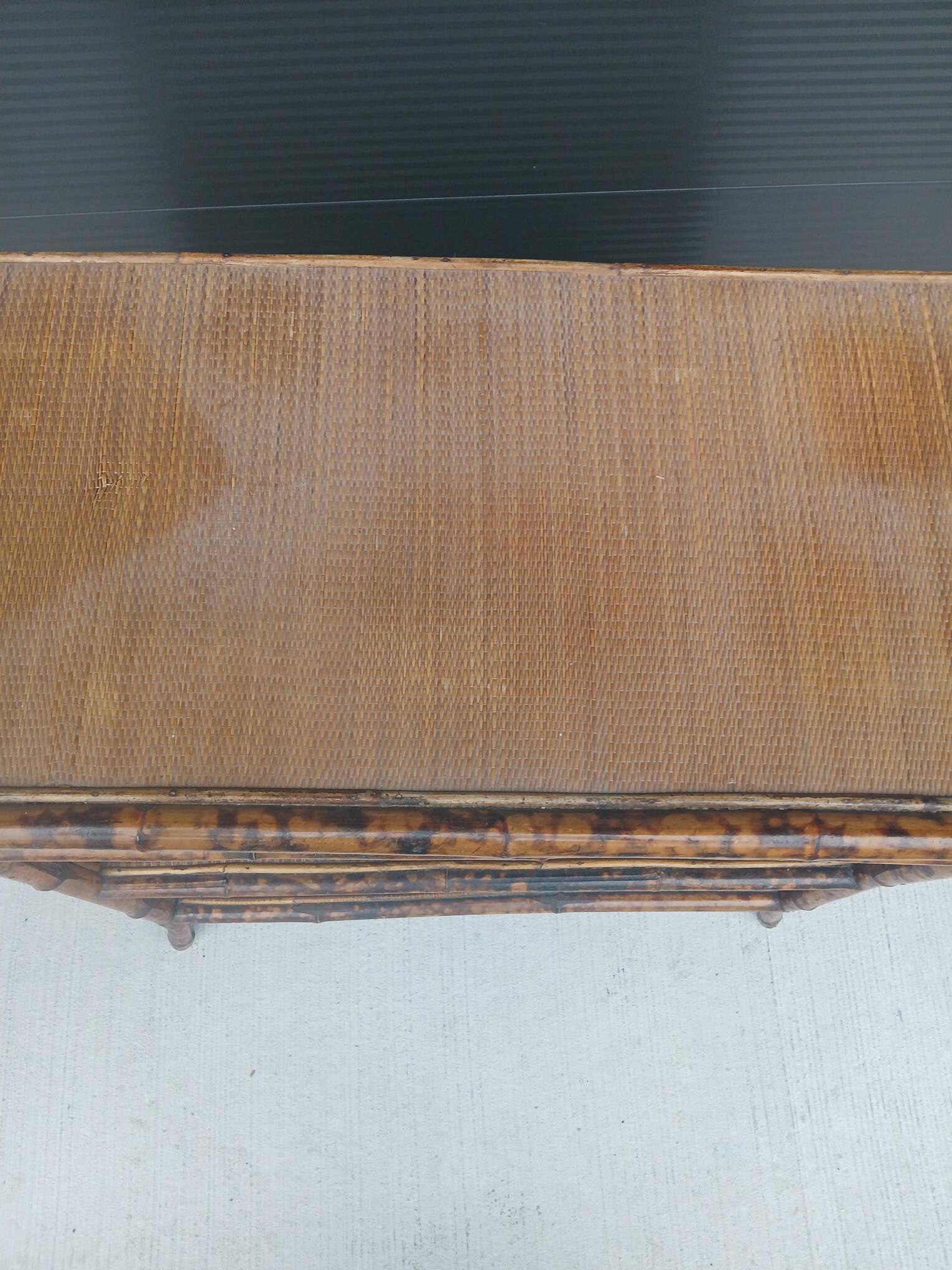 buffet antique en bambou et bois brûlé