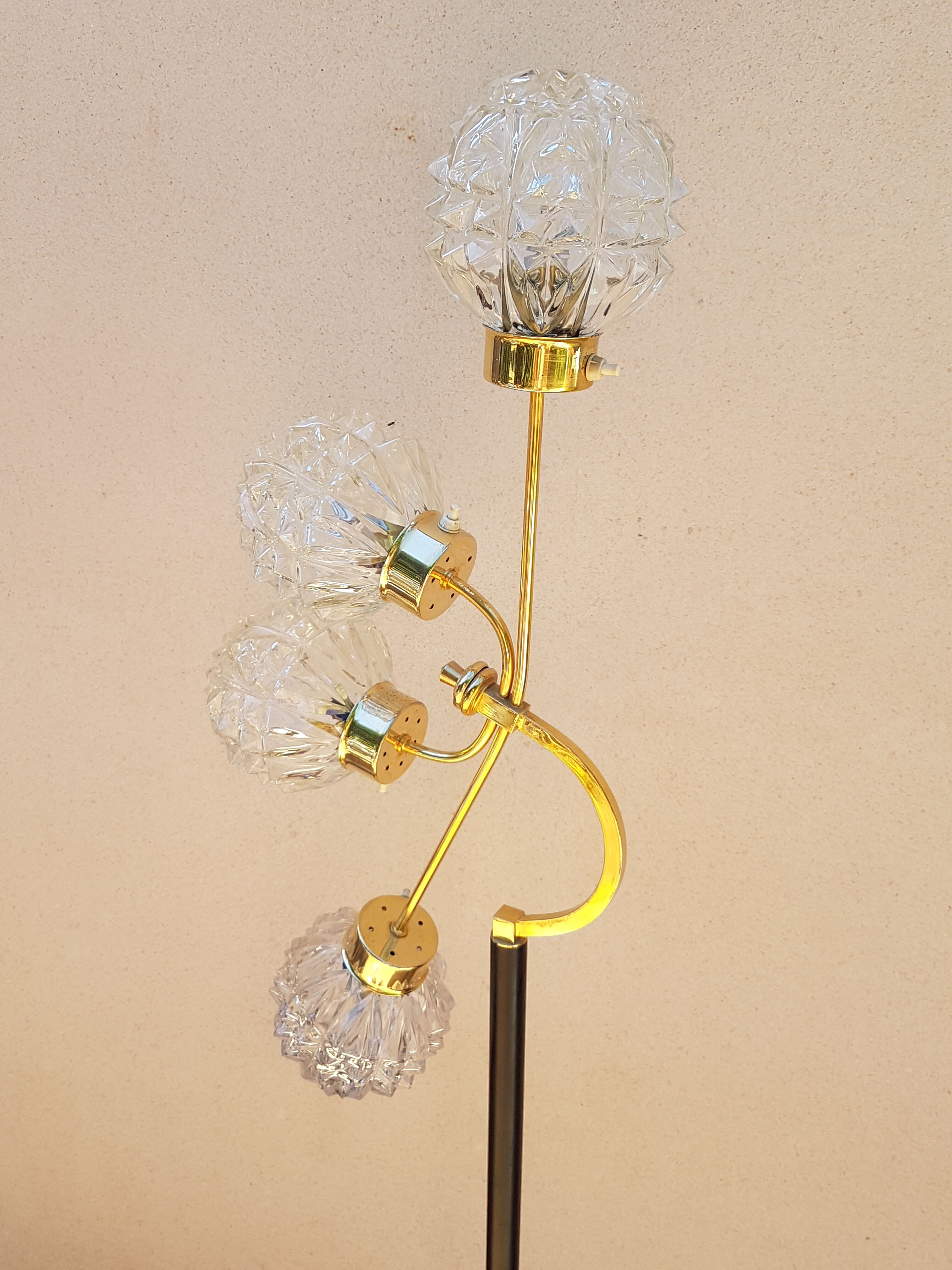 Lampadaire tripode Arlus laiton doré