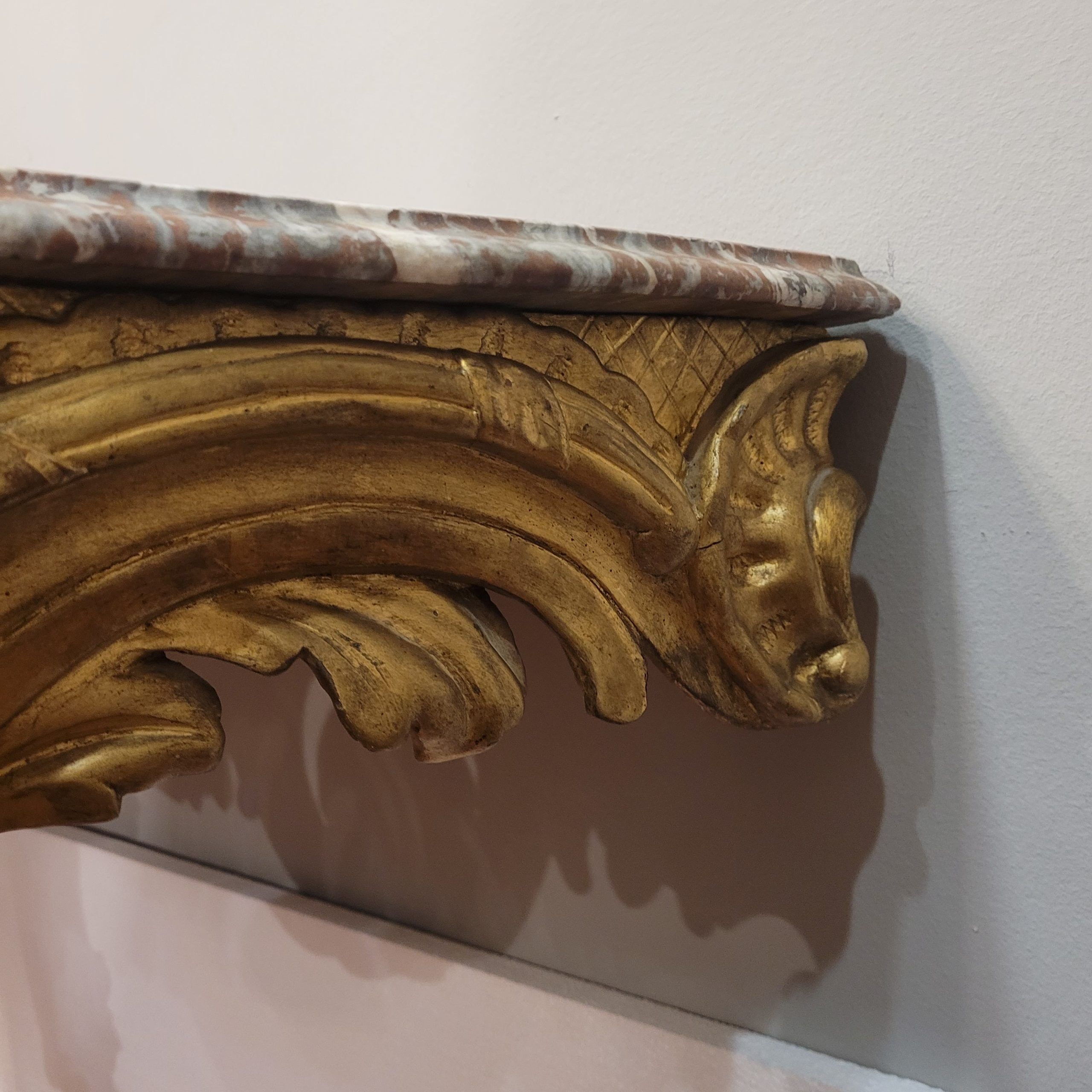 Console d'appui, murale en bois sculpté doré, Louis XV, XVIIIe siècle, France
