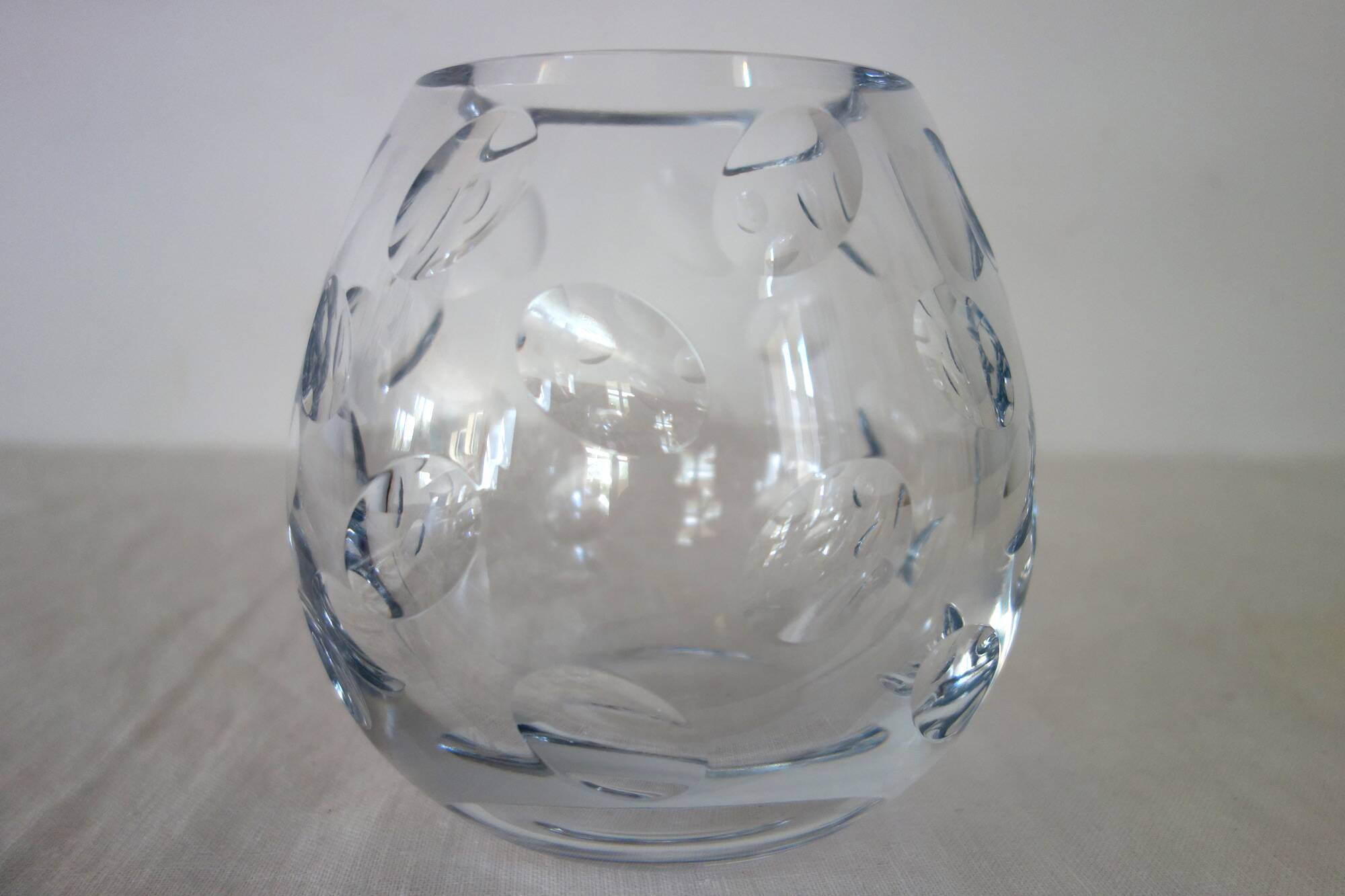 Vase boule modèle Cluny en cristal par Christofle