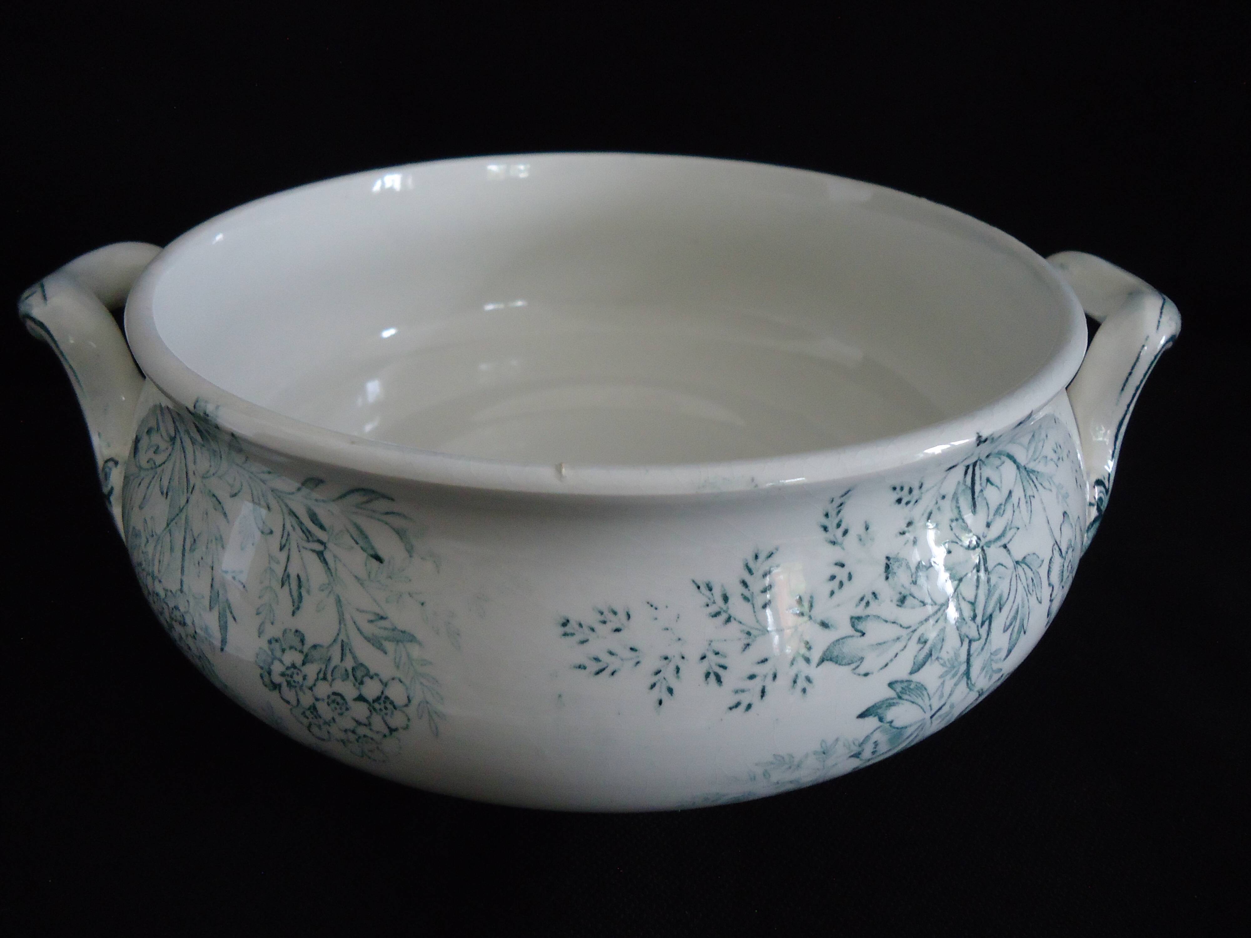 Sarreguemines vegetable soup tureen, “l’epargne toulouse”, eglantine model