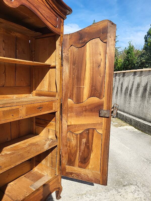 Armoire louis xv en noyer chapeau de gendarme