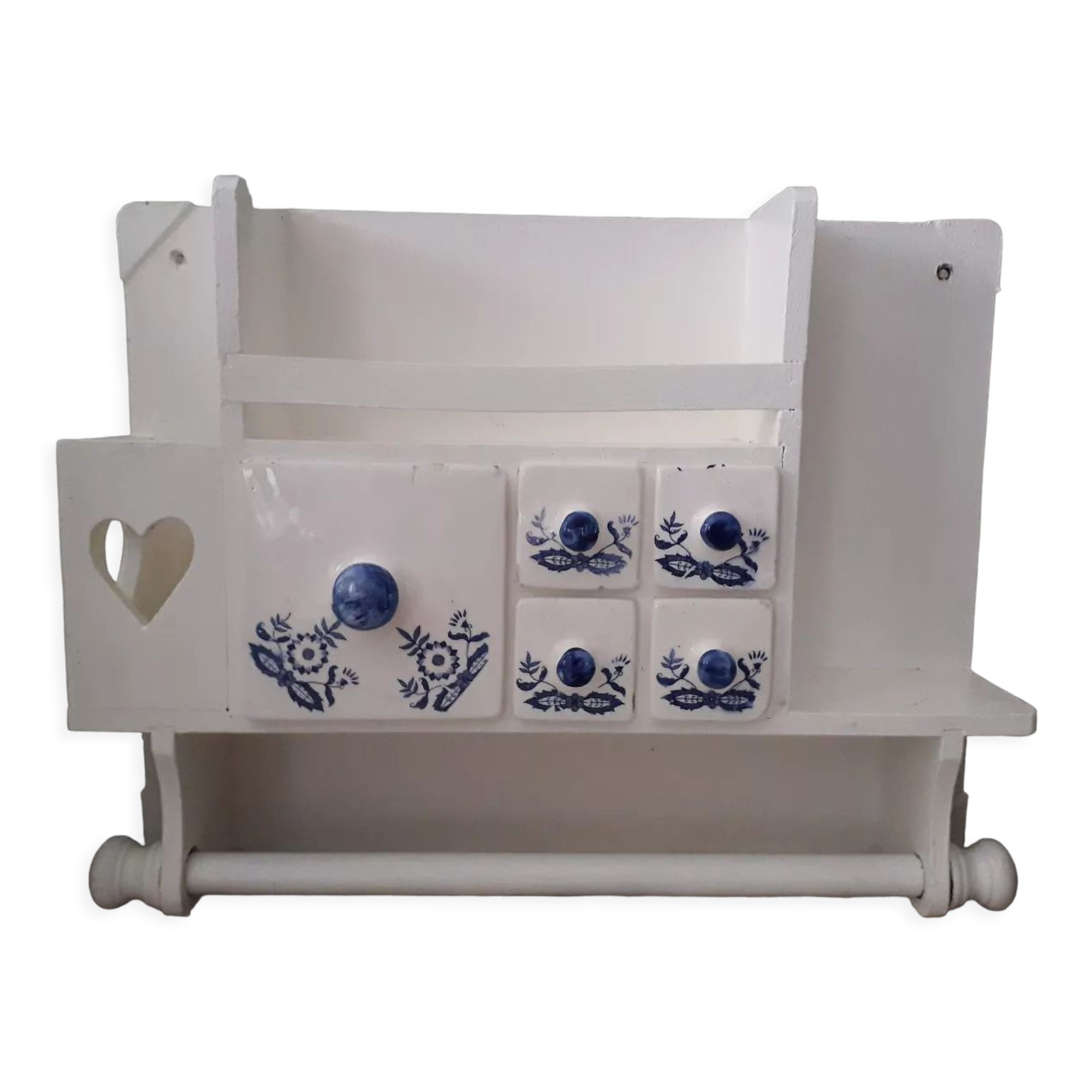 Wall-mounted kitchen shelf
