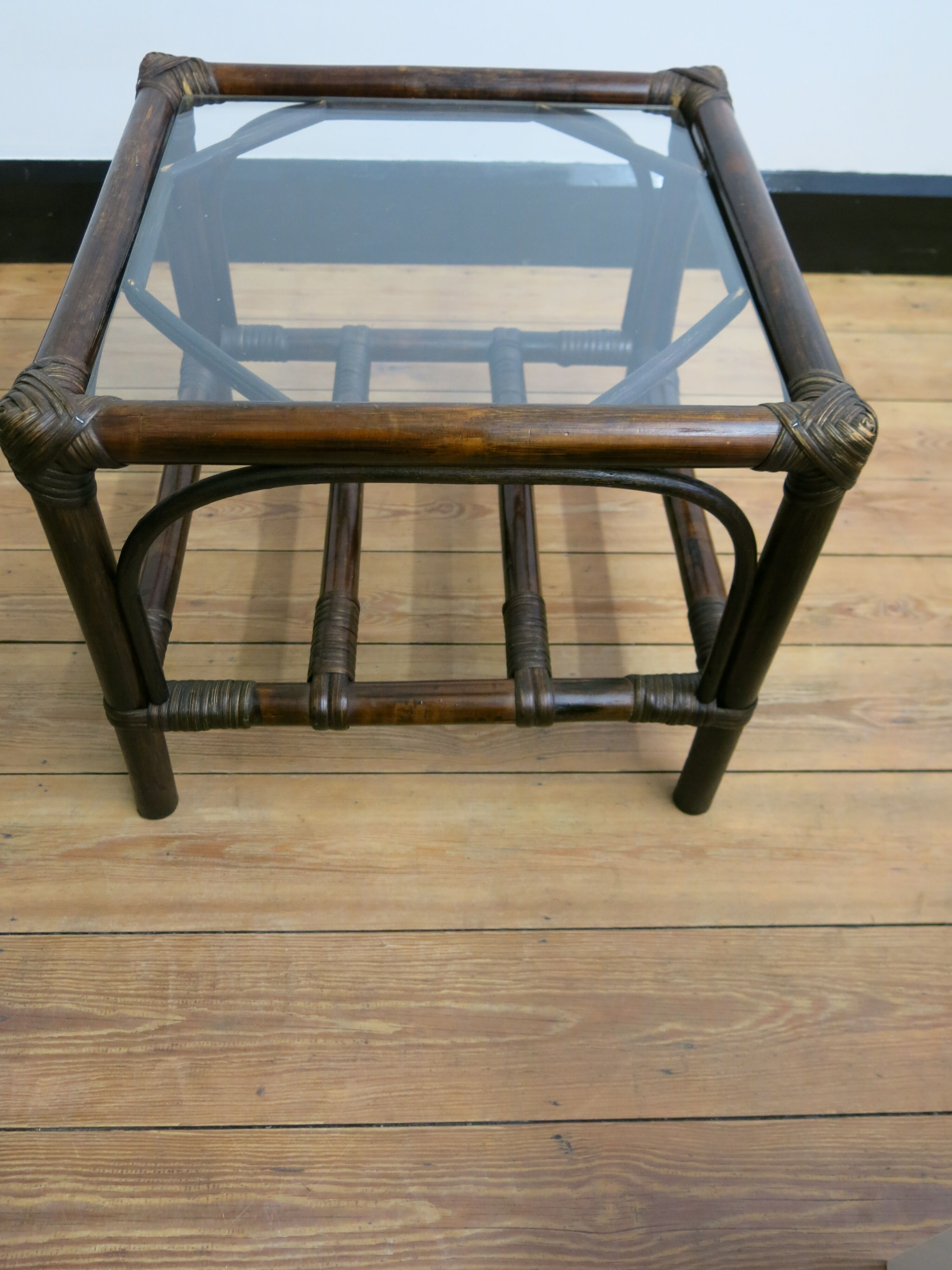 Table d'appoint en rotin avec sa plaque en verre