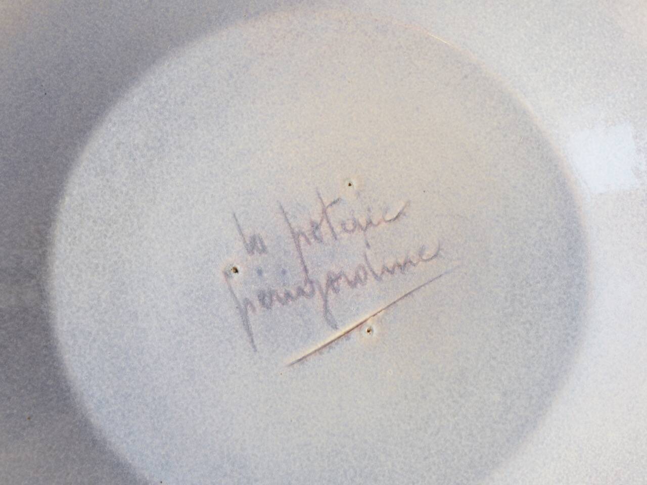 Decorative plate signed by the Poterie Perigordine, Jean Varoqueaux.