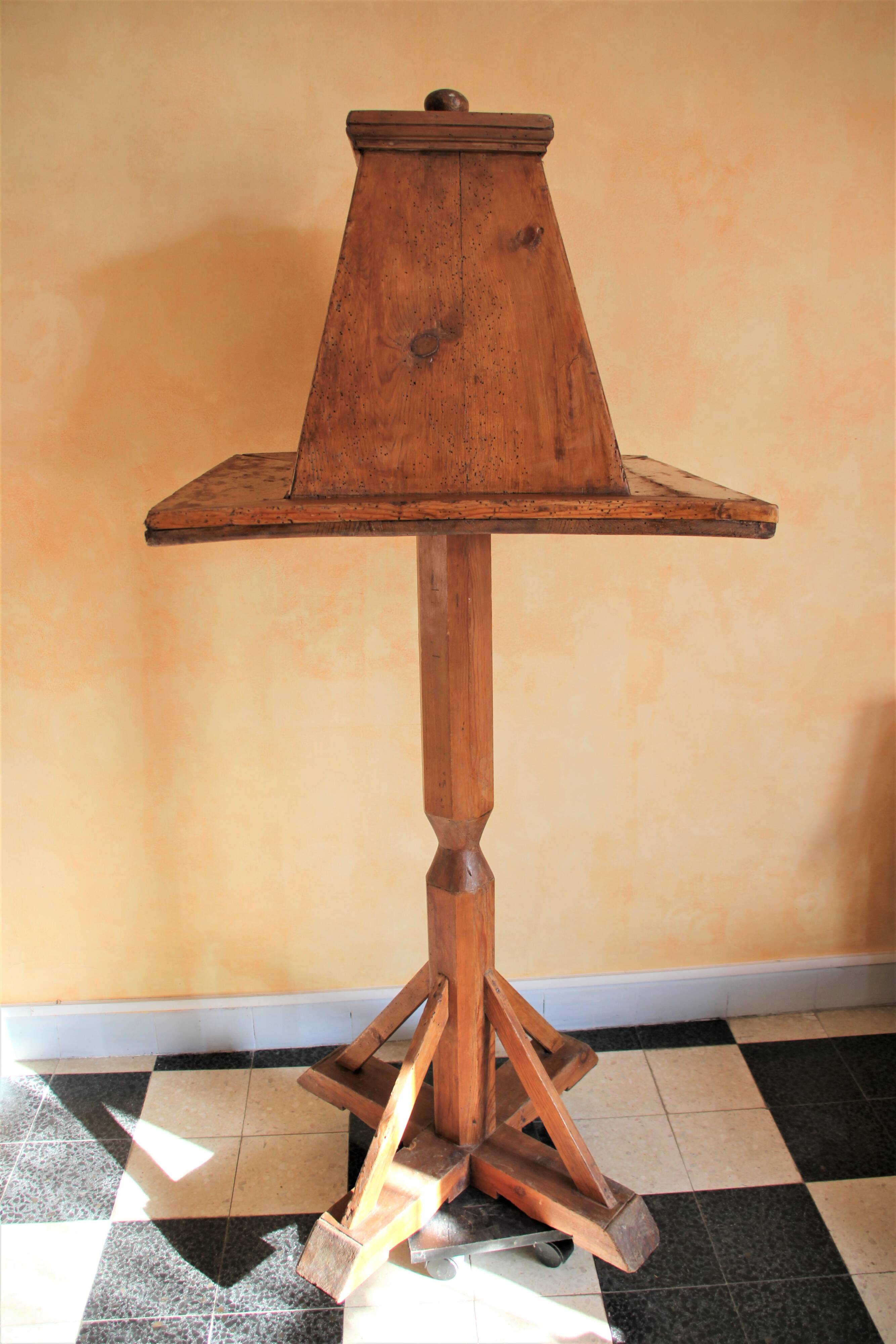 Light wood lectern unit on foot, 4 sides. Eighteenth century