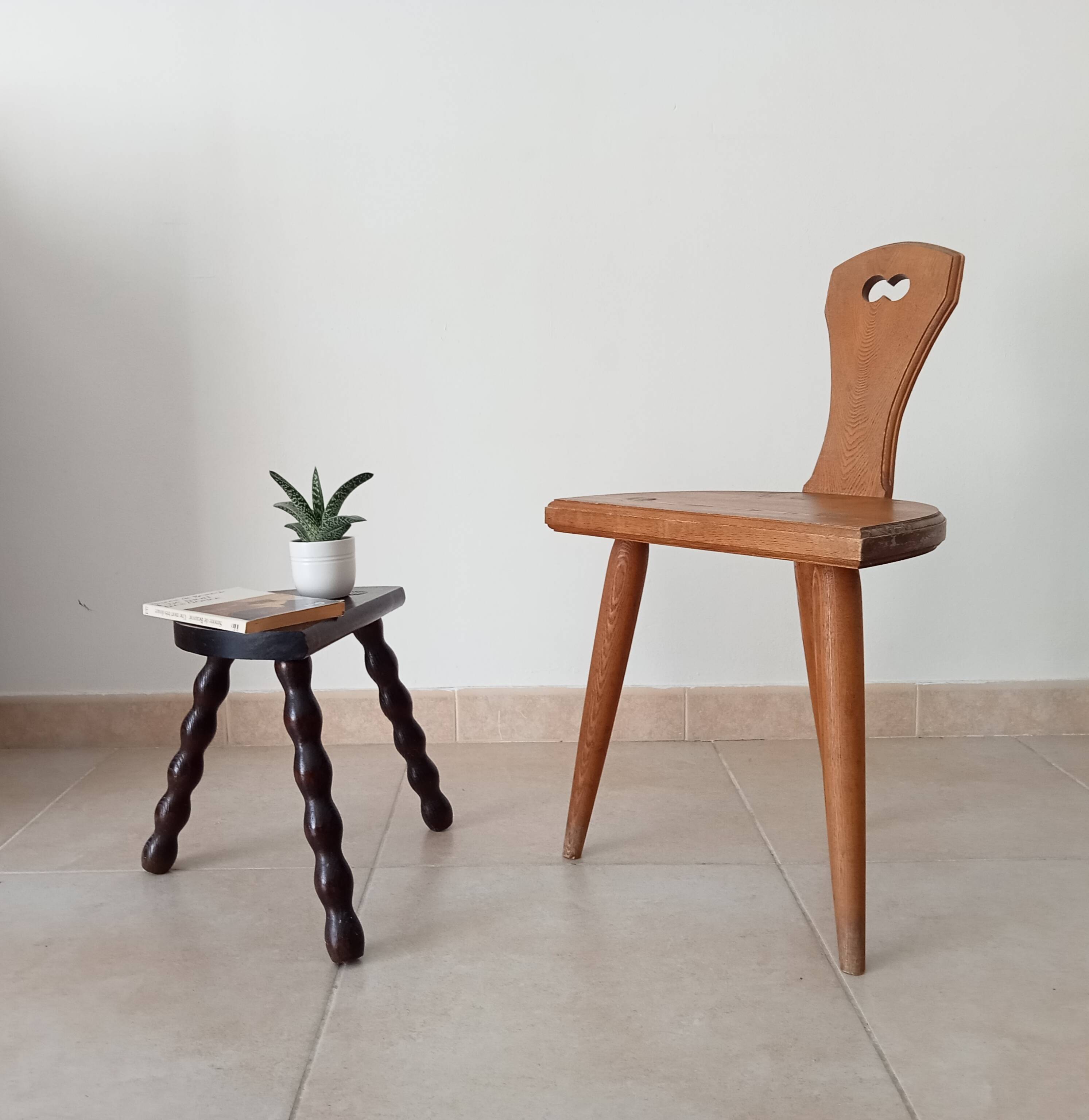 Low brutalist tripod chair in solid oak from the 1960s.