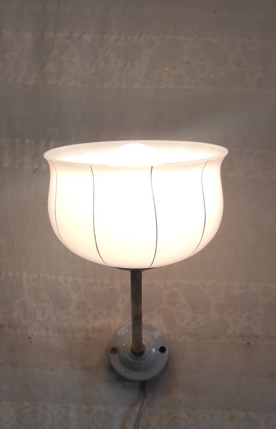 Vintage wall light in brass, porcelain and opaline - mid 20th century.