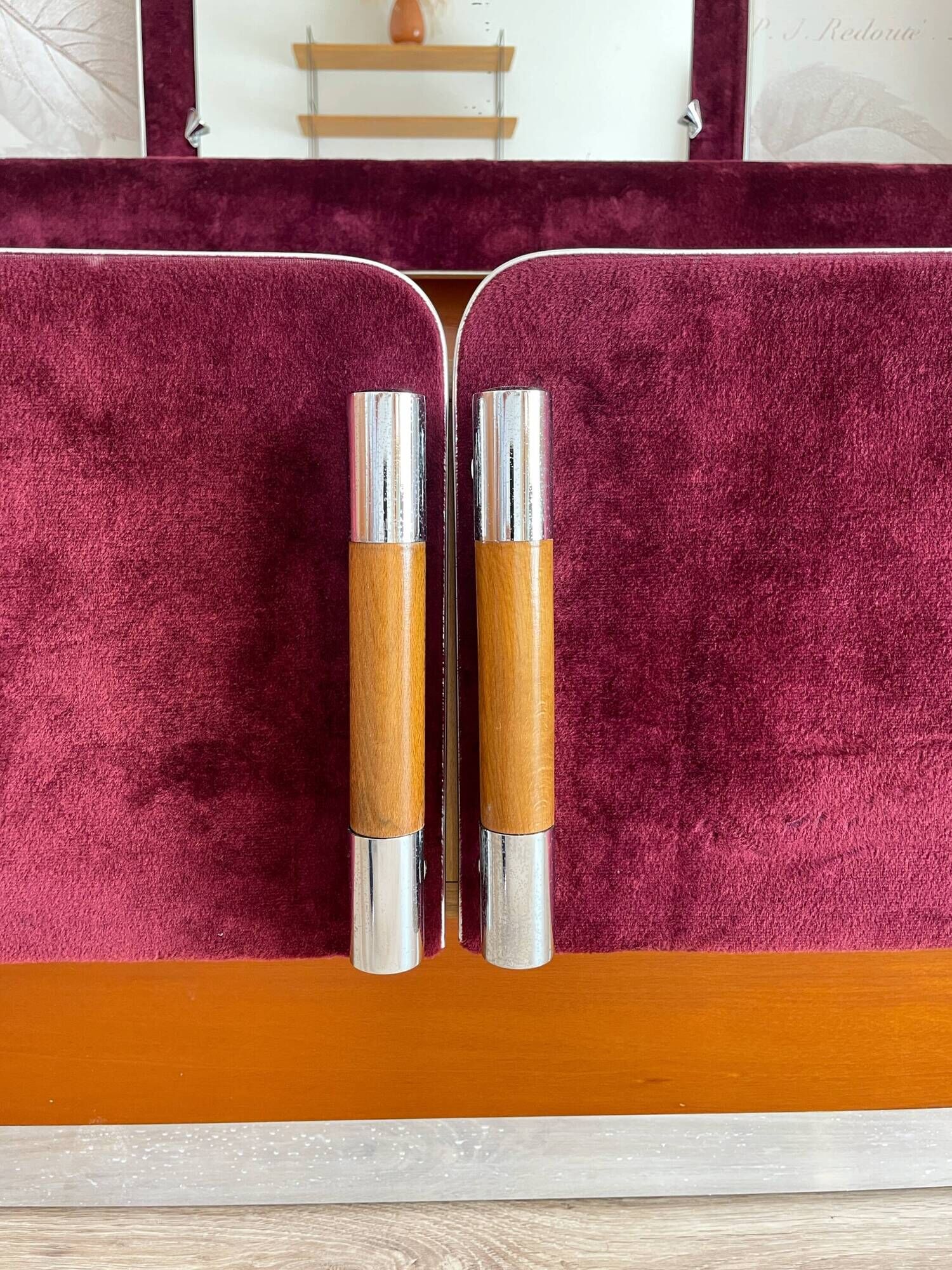Coiffeuse en bois et velours bordeaux, années 1970-1980