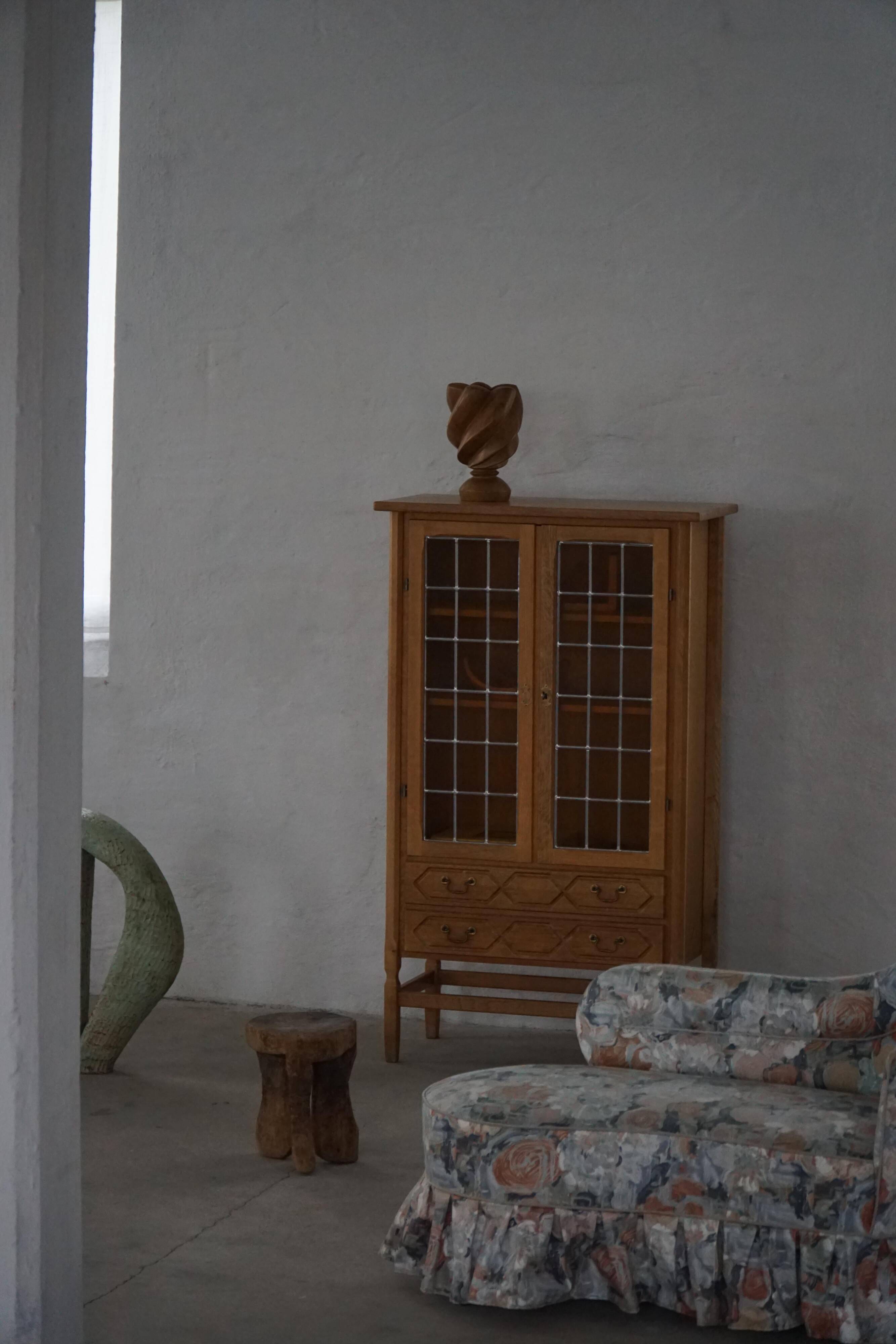 Danish oak display cabinet from the mid-century modern period with leaded glass, 1960s.