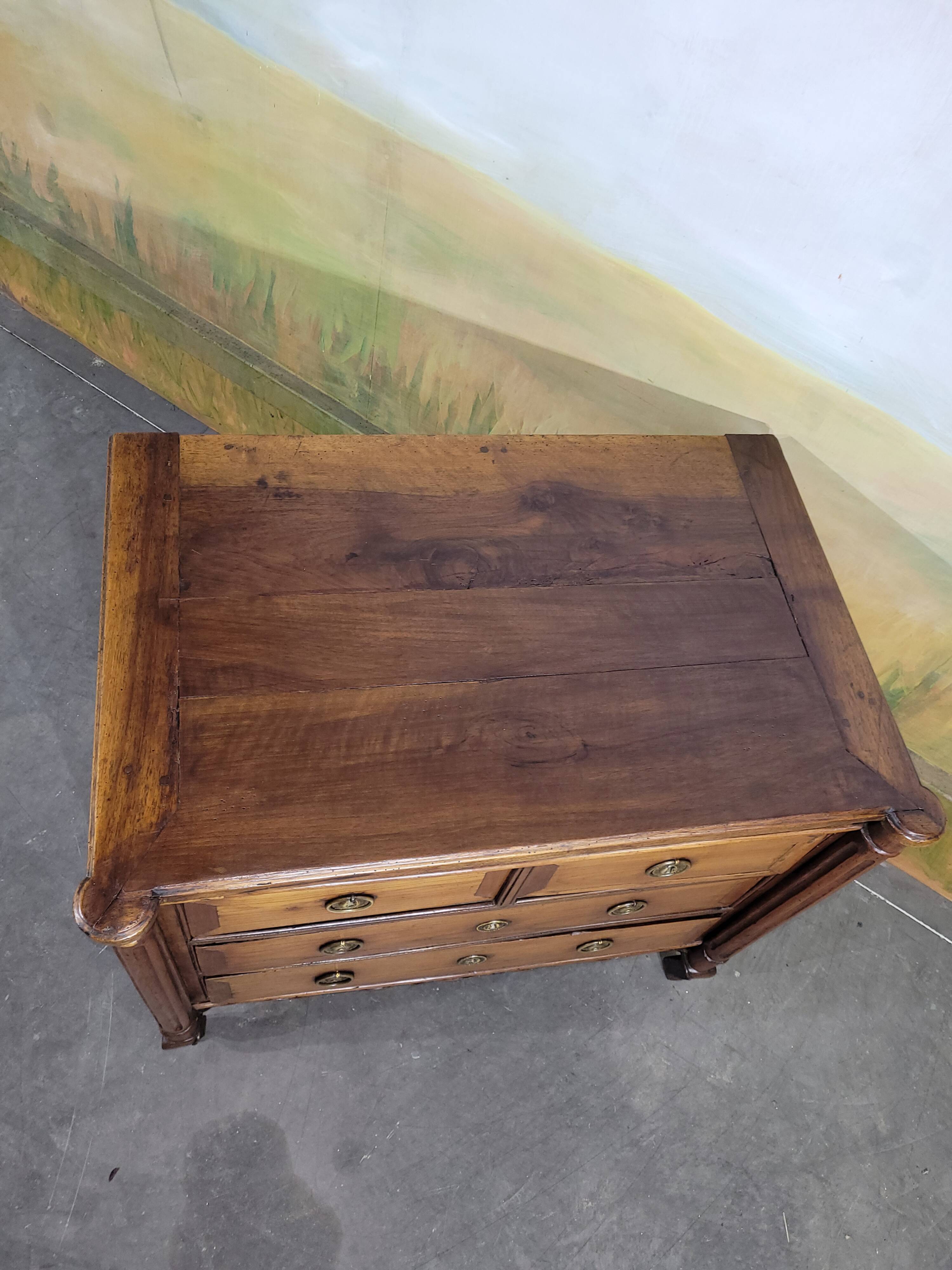 Small 18th-century chest of drawers in walnut and cherry wood.