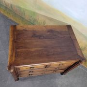 Small 18th-century chest of drawers in walnut and cherry wood.