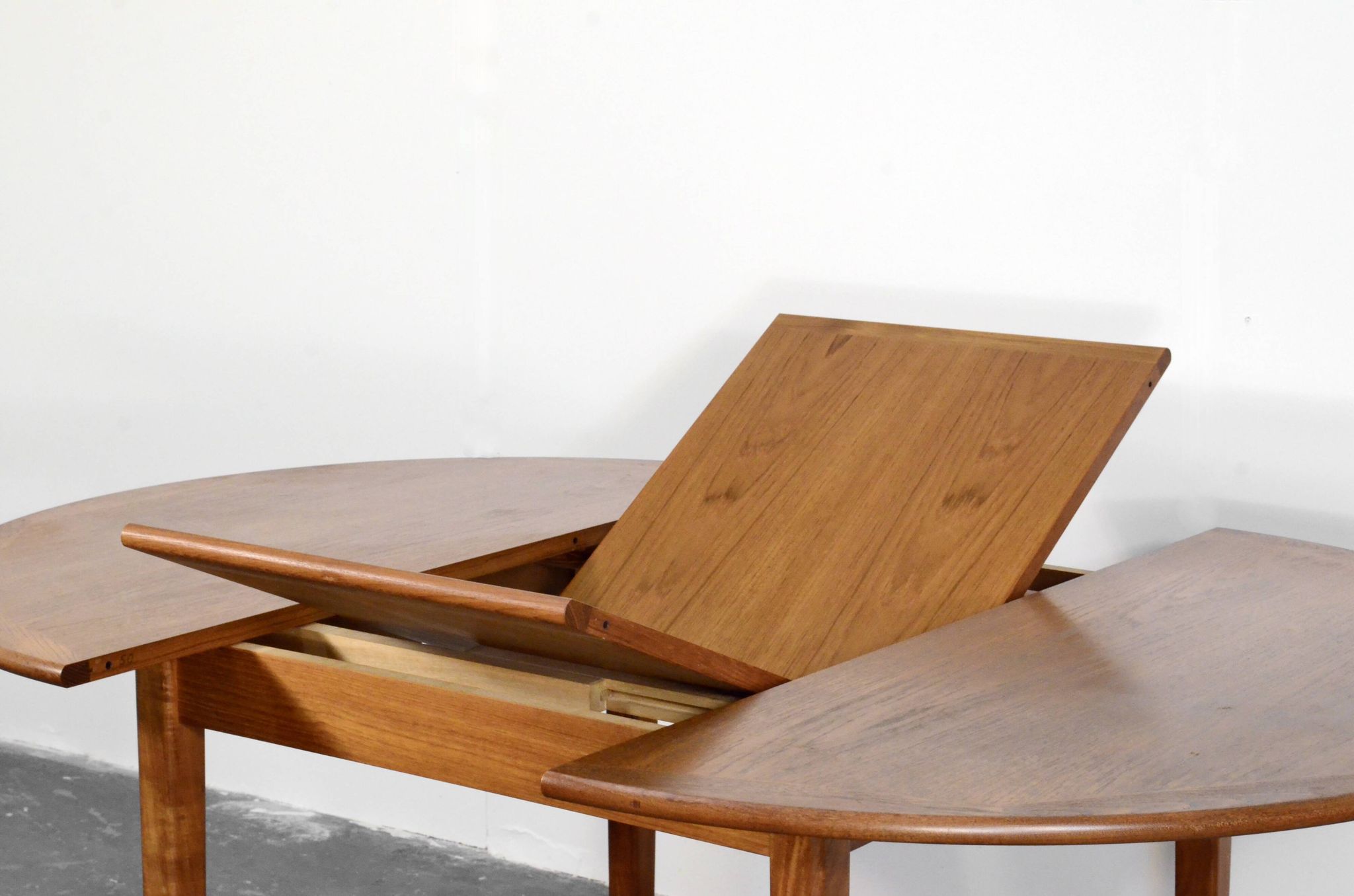 Table ronde extensible en teck danois des années 50.