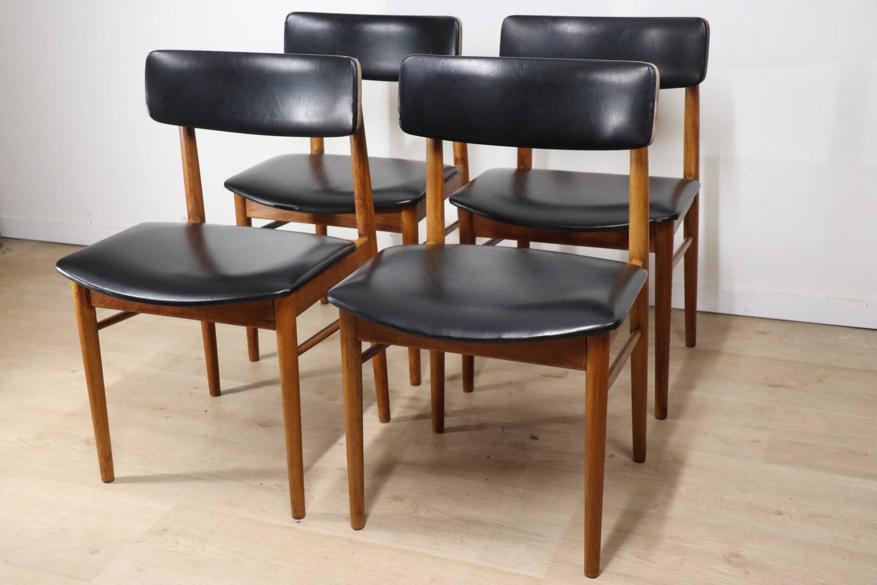 Set of 4 Scandinavian chairs in teak and black faux leather – 1960s