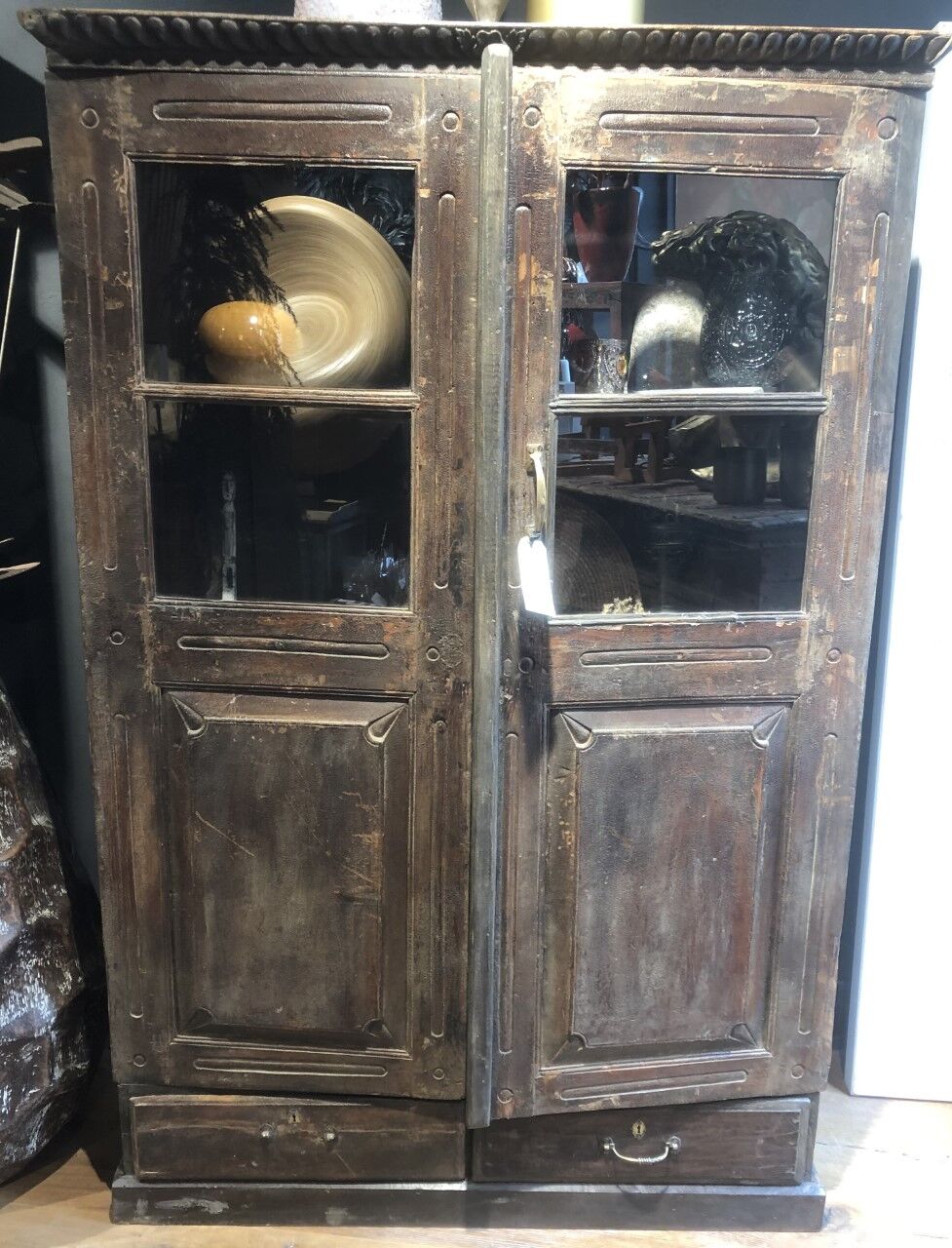 Vitrine , meuble indien 2 portes et  2 tiroirs
