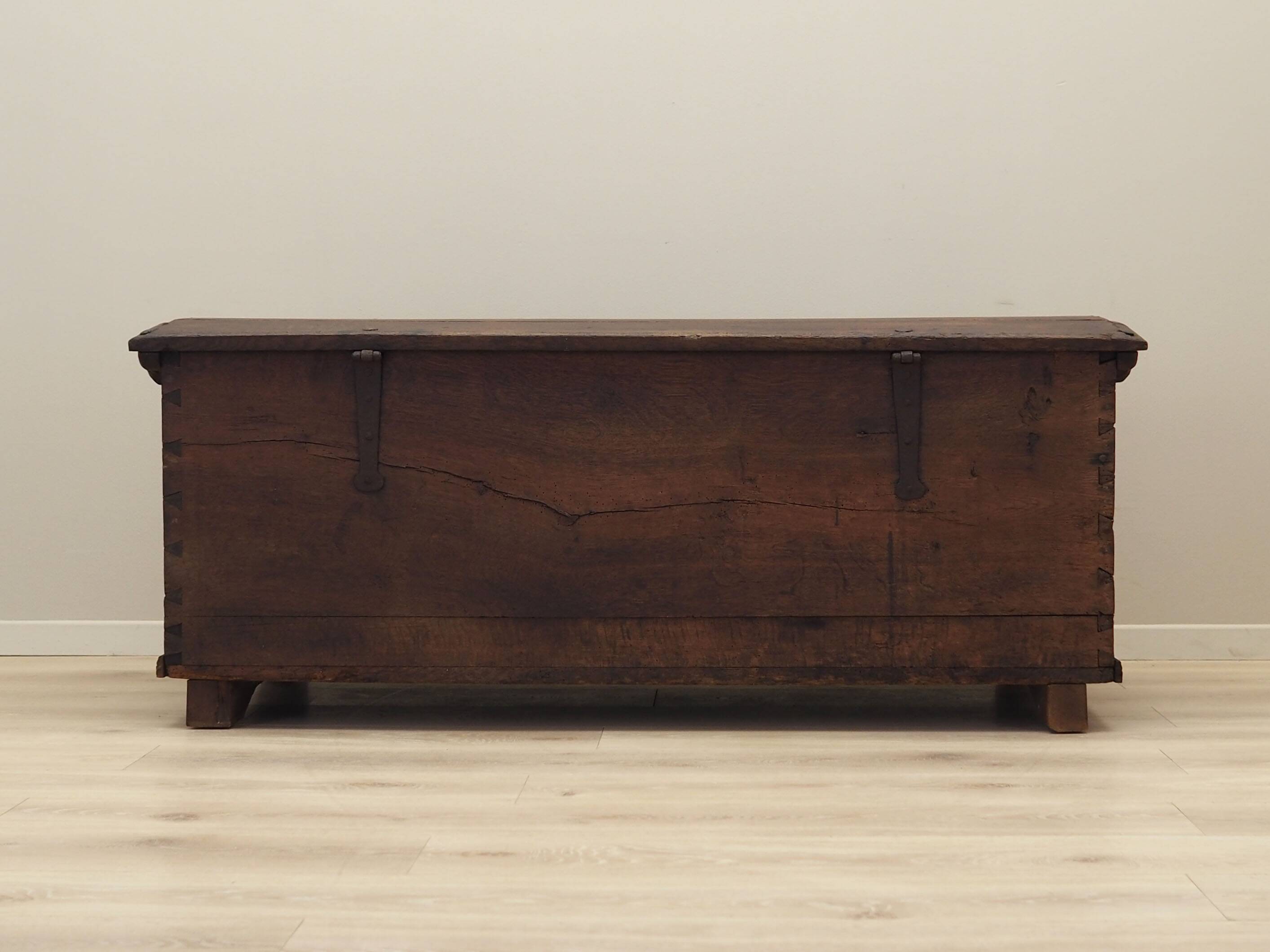 Oak chest, Scandinavian design, 18th century