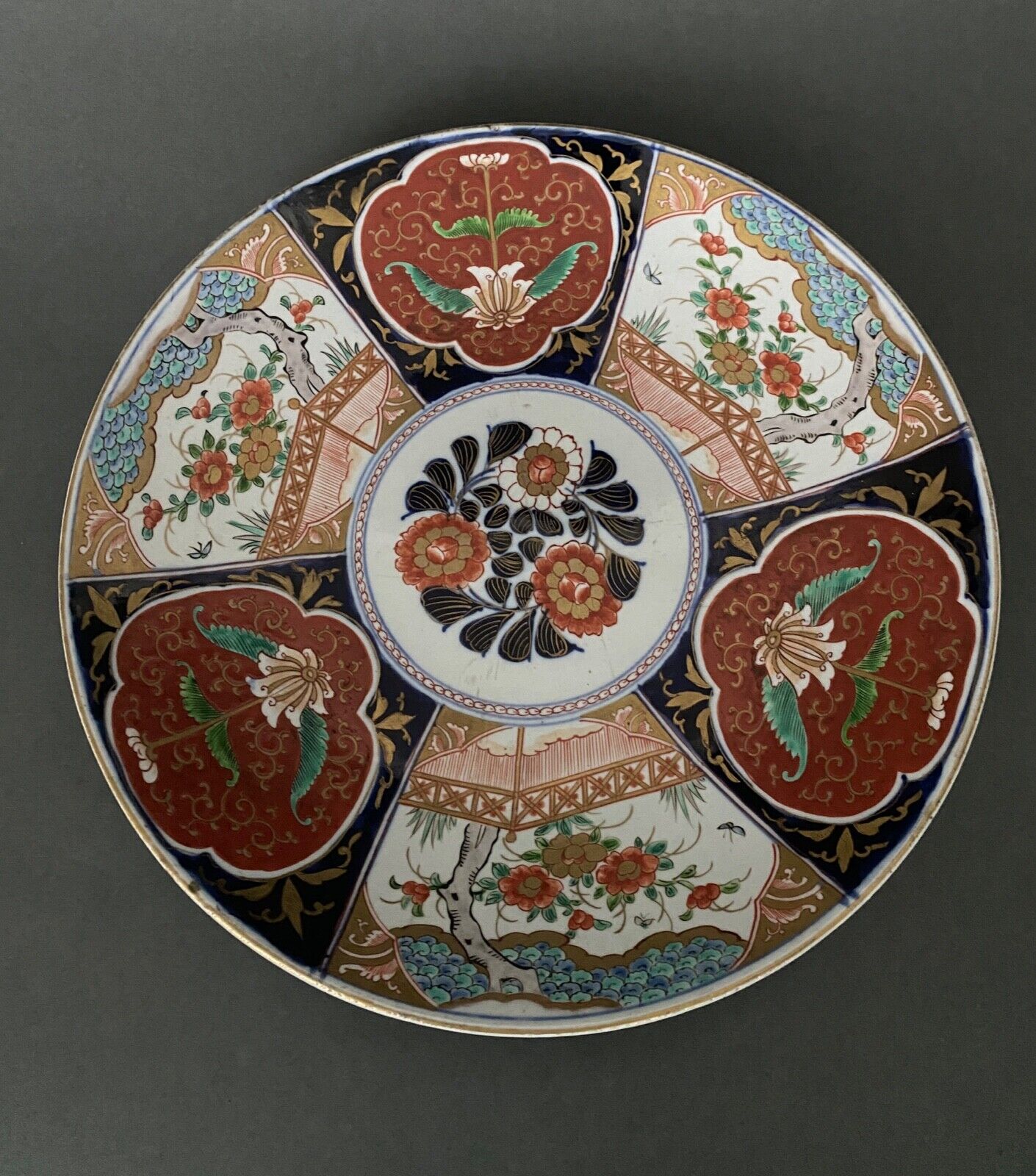 Large porcelain dish of Imari XIXth floral decoration