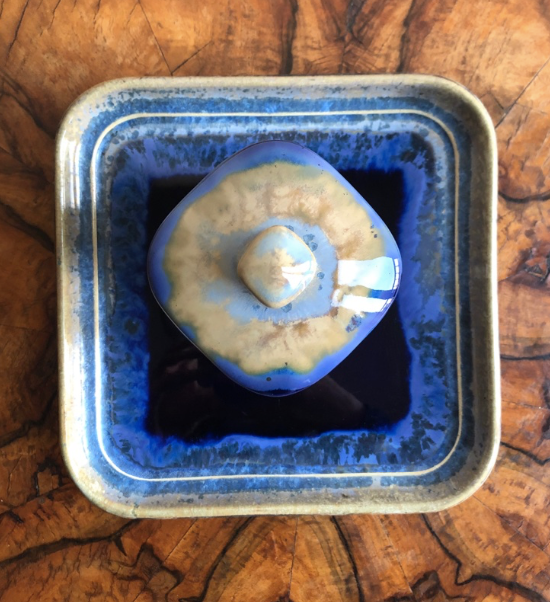 Pots et plat en céramique bleus