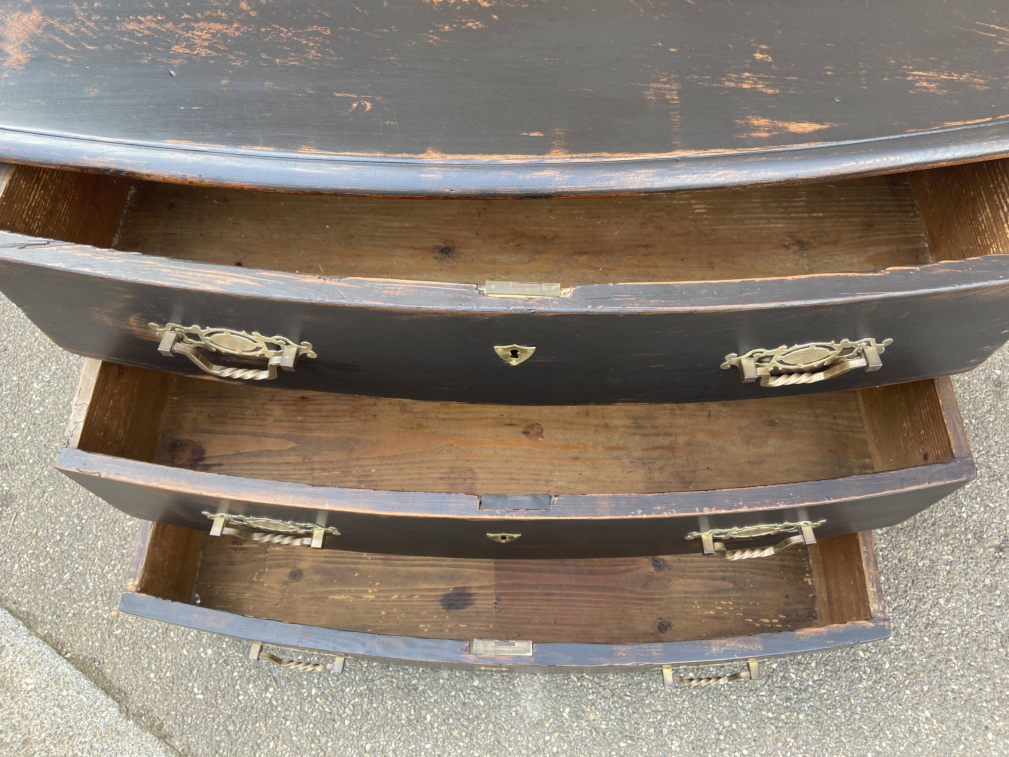 Alsatian curved chest of drawers XVIIIth patinated