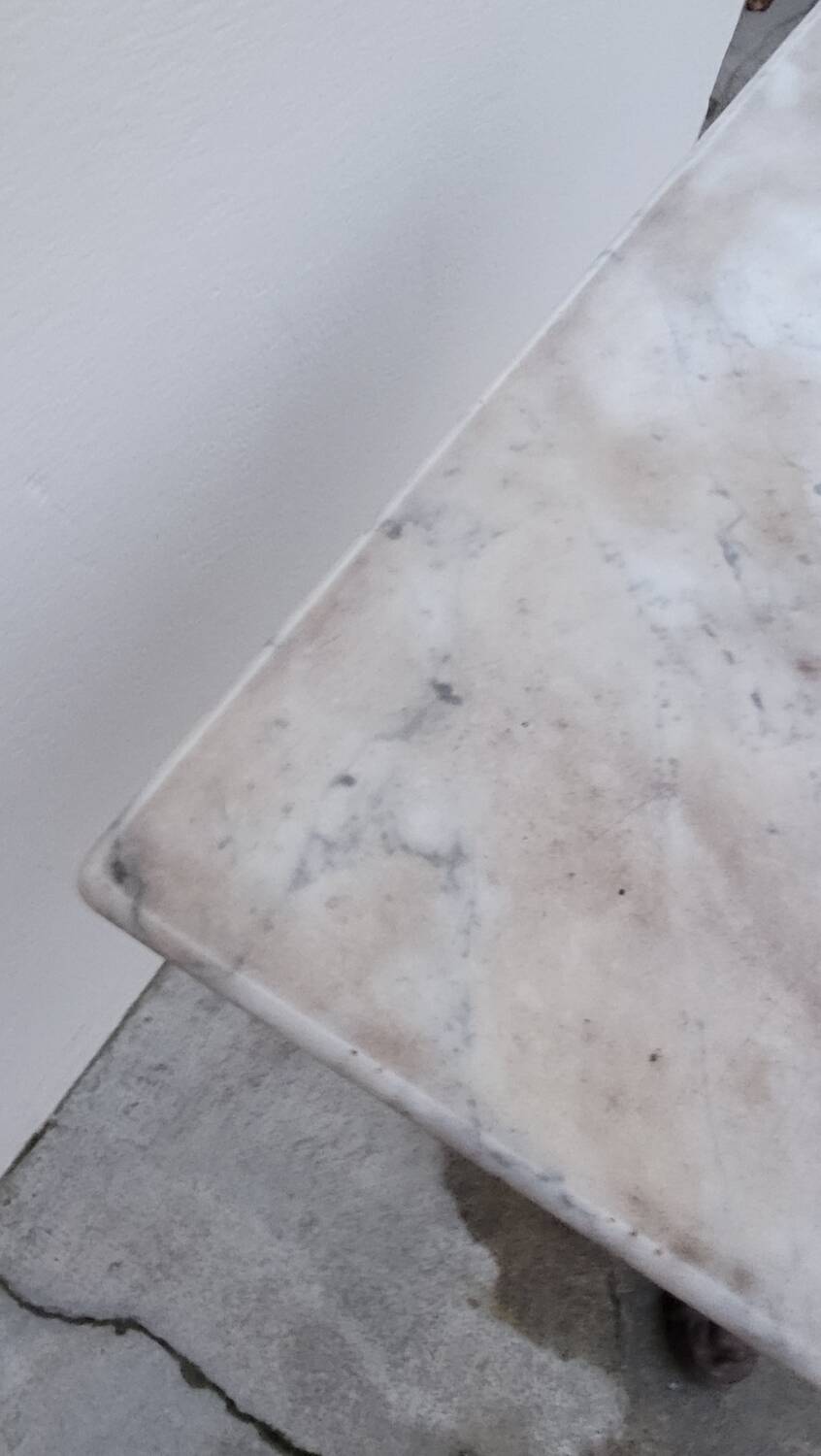 Bistro pedestal table in marble and cast iron lion paws