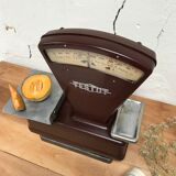 Testut kitchen scale in bakelite