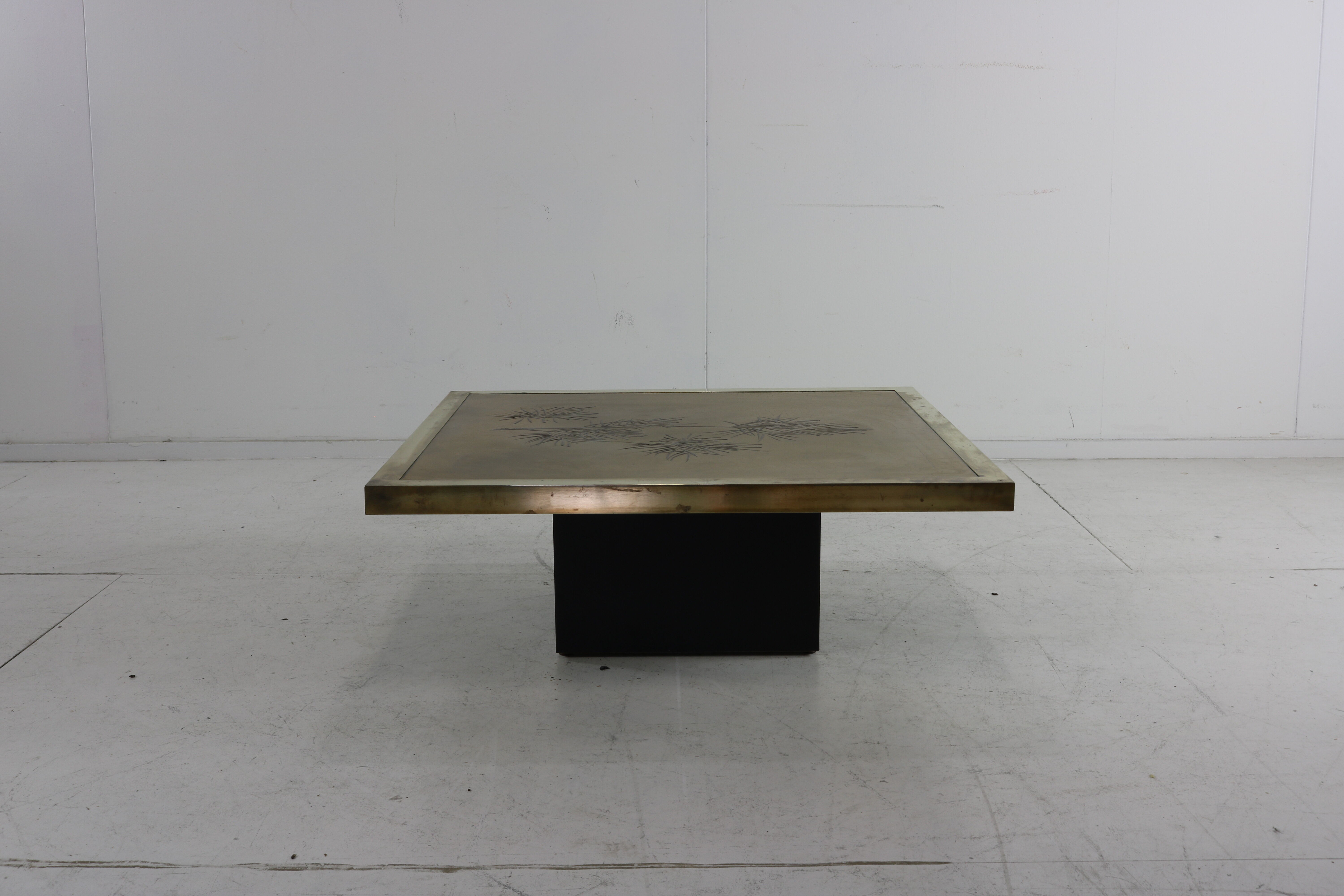 Table basse en laiton design belge avec décoration d’arbre par De Nisco