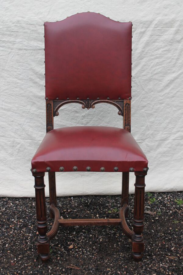 Huit chaises en skaï