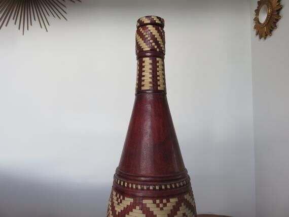 Bouteille éthnique en cuir, années 60-70